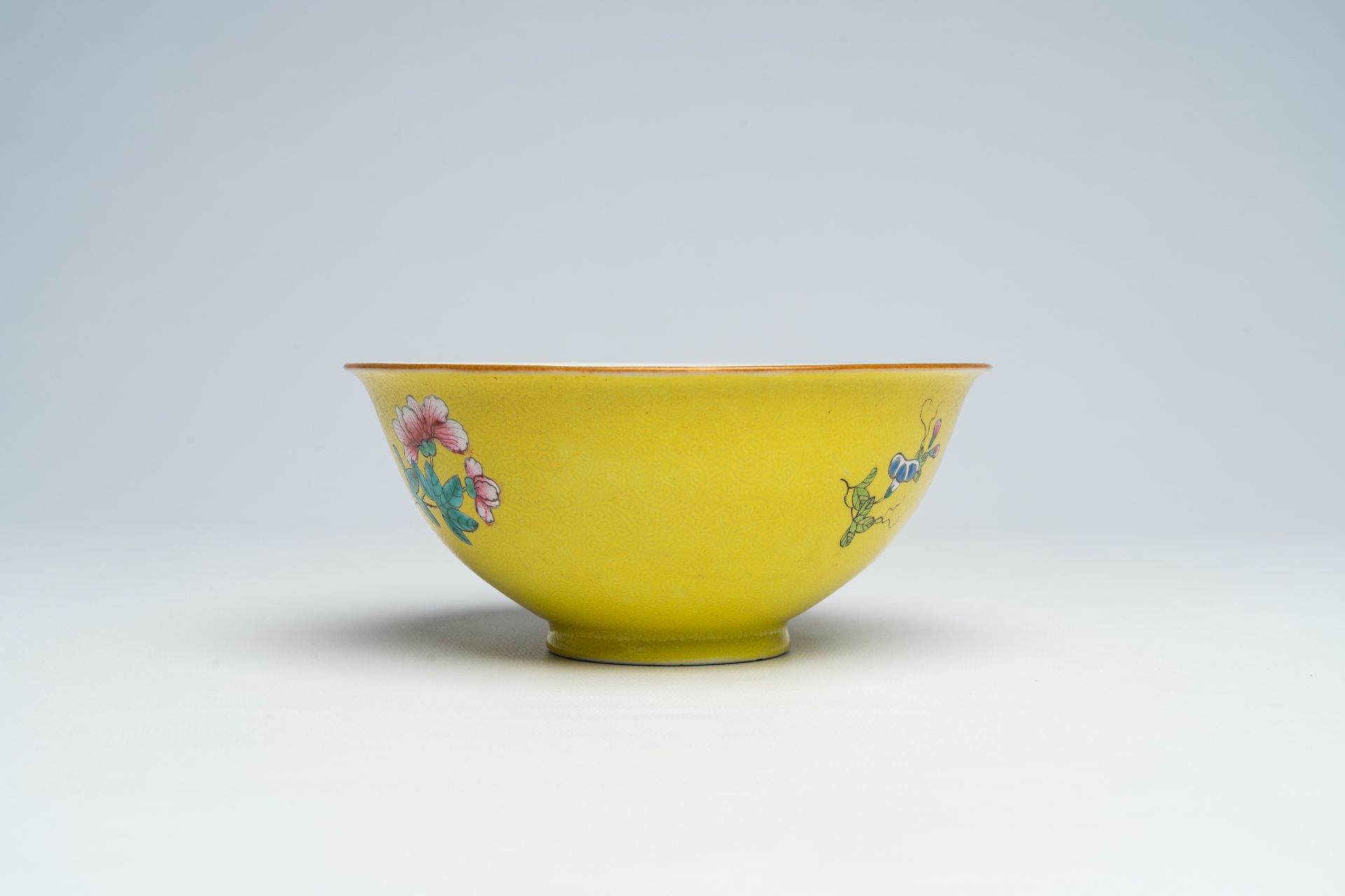 A Chinesefamille rose yellow-ground sgraffito bowl, Qianlong mark, 18th/19th C. - Image 2 of 7