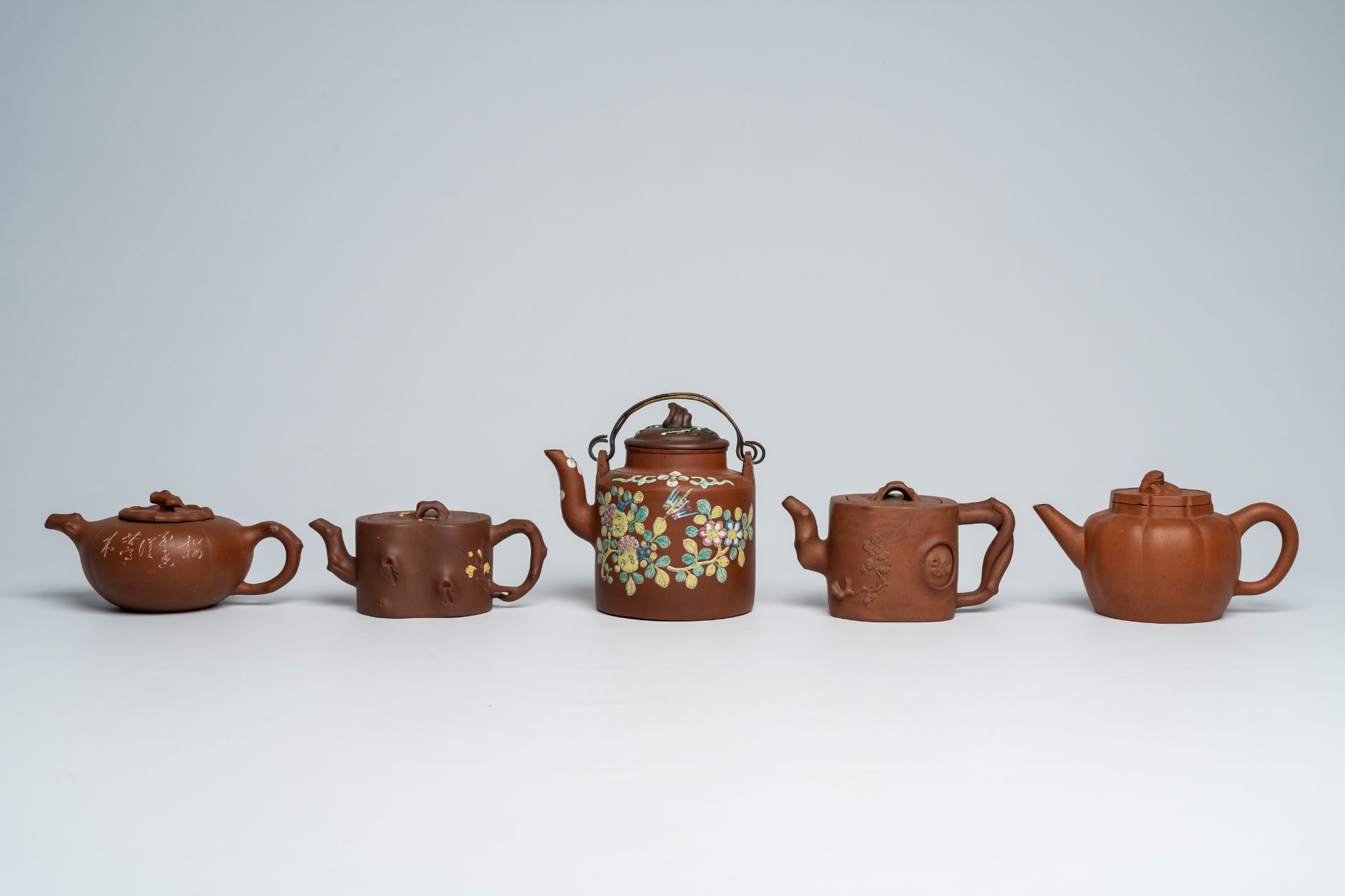 Five Chinese Yixing stoneware teapots and covers with floral and relief design, 19th/20th C. - Bild 3 aus 9