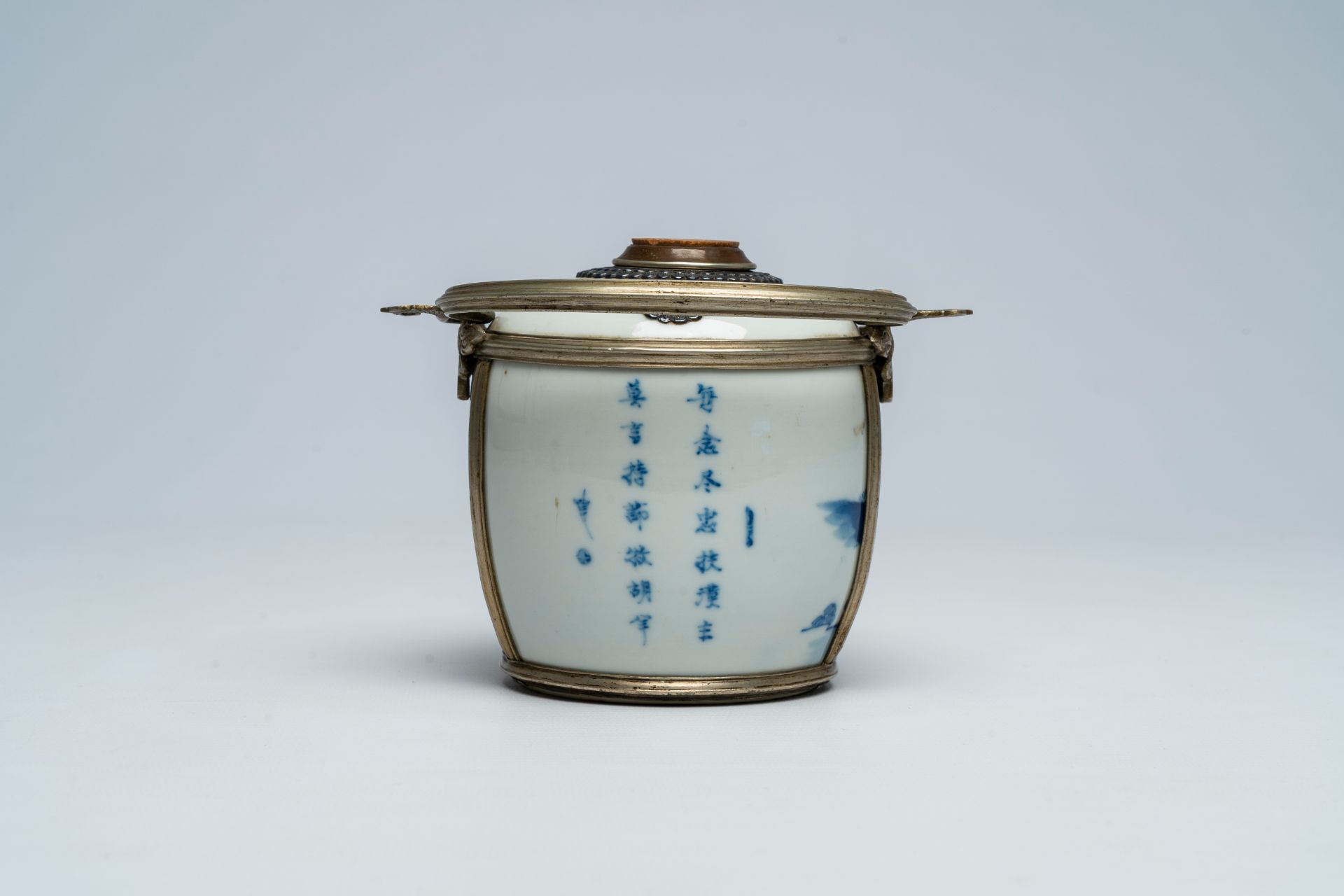 A Chinese blue and white Vietnamese market 'Bleu de Hue' water pipe, 19th C. - Image 4 of 7