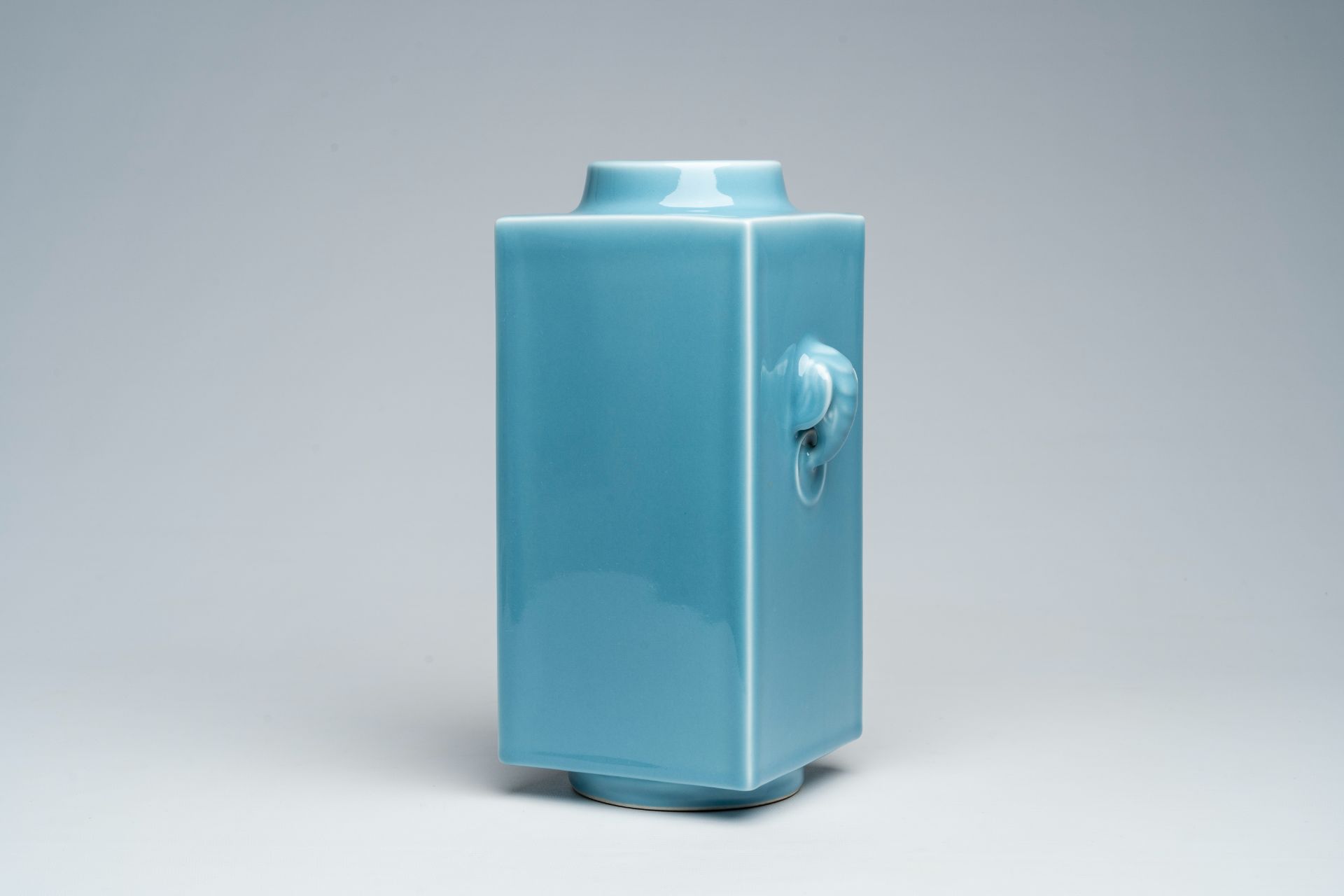 A Chinese lavender blue 'cong' vase, Tongzhi mark, 20th C. - Image 2 of 6