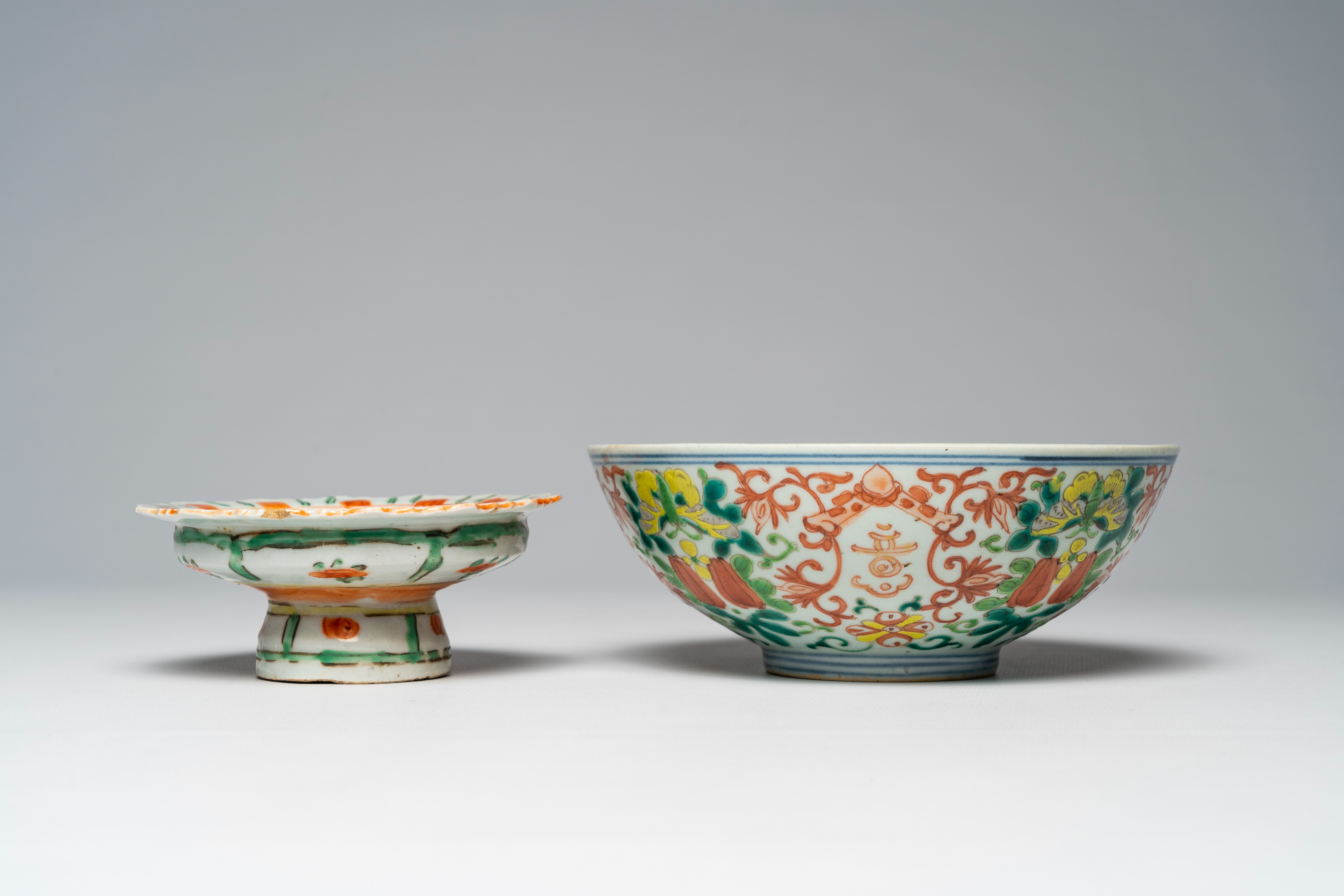 A varied collection of Chinese famille rose and polychrome porcelain, 19th/20th C. - Bild 10 aus 16