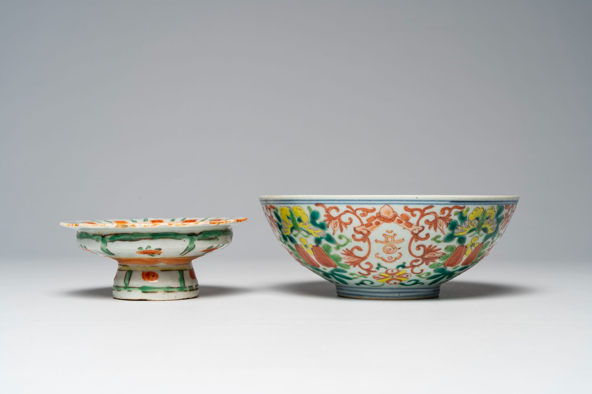 A varied collection of Chinese famille rose and polychrome porcelain, 19th/20th C. - Image 10 of 16