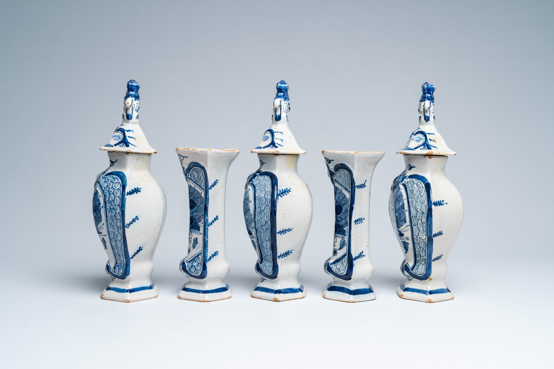 A Dutch Delft blue and white five-piece 'peacock tail' vase garniture, 18th C. - Bild 2 aus 6