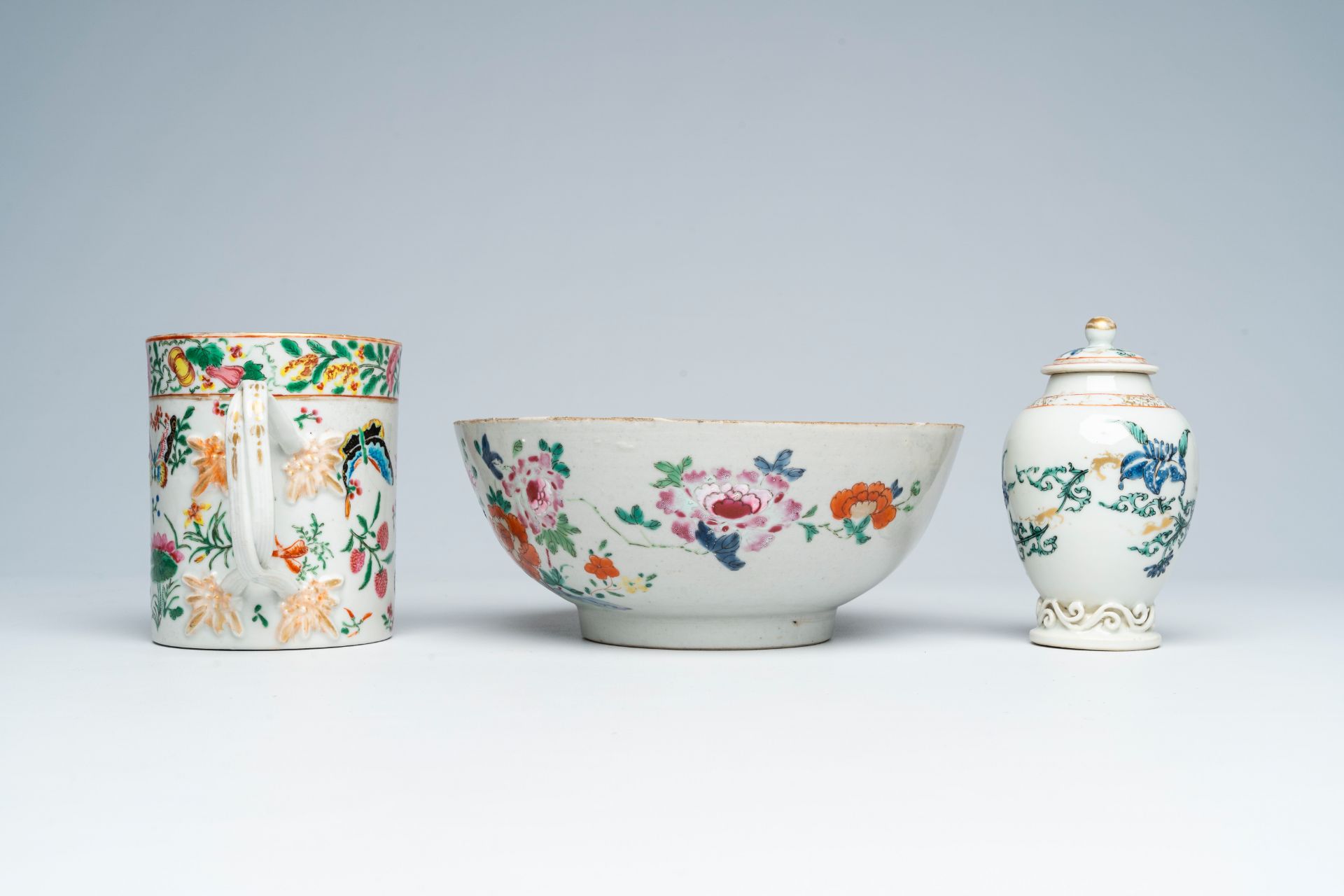 A varied collection of Chinese famille rose and blue and white porcelain, 18th/19th C. - Image 4 of 14