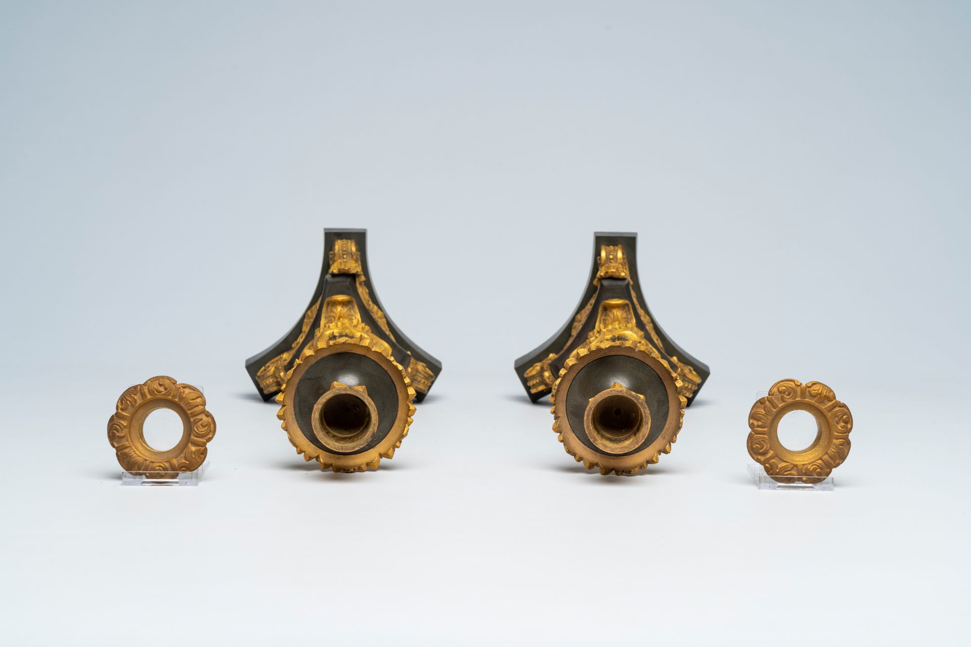 A pair of French gilt and patinated bronze candlesticks with floral design, 19th C. - Bild 5 aus 6