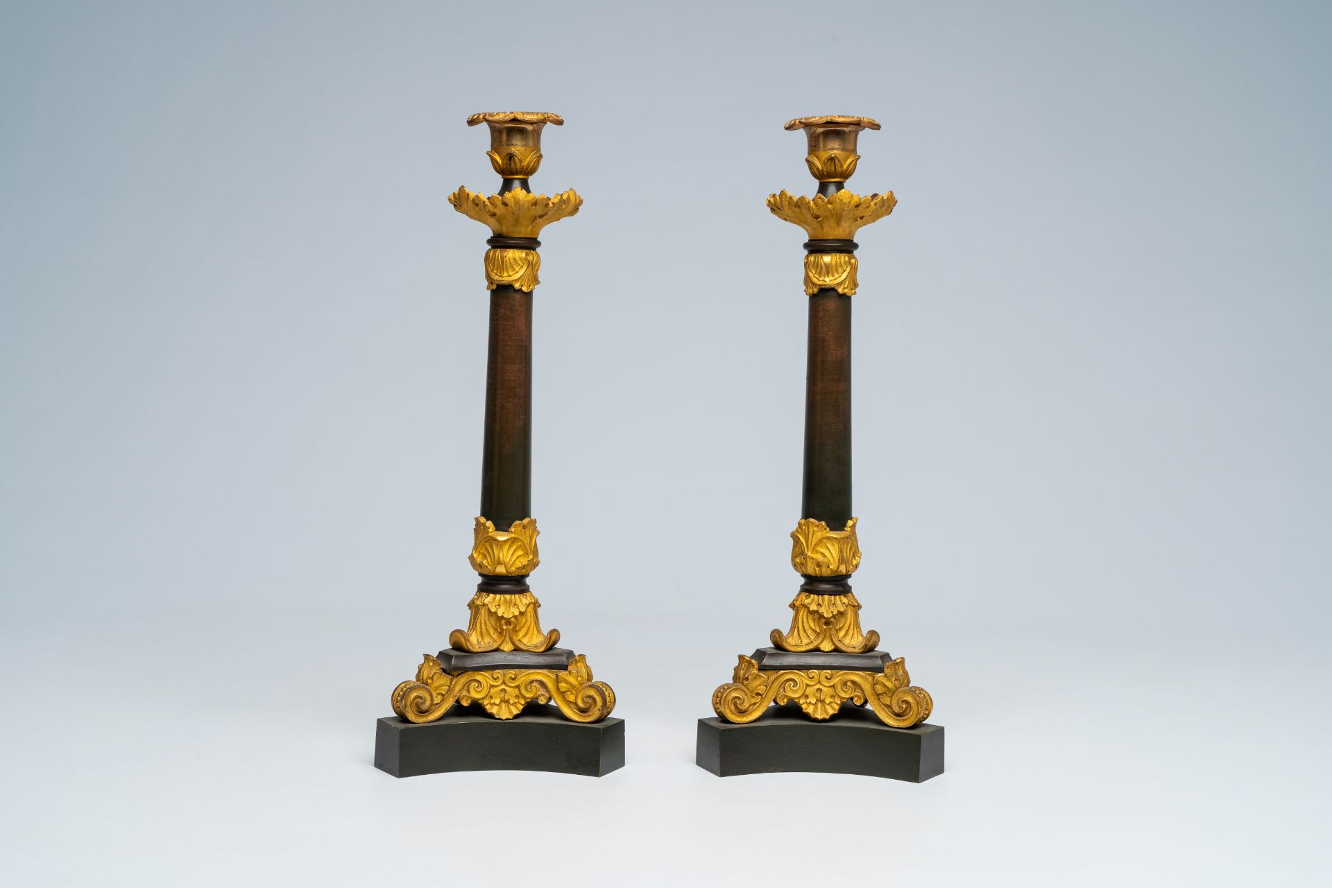 A pair of French gilt and patinated bronze candlesticks with floral design, 19th C. - Bild 4 aus 6