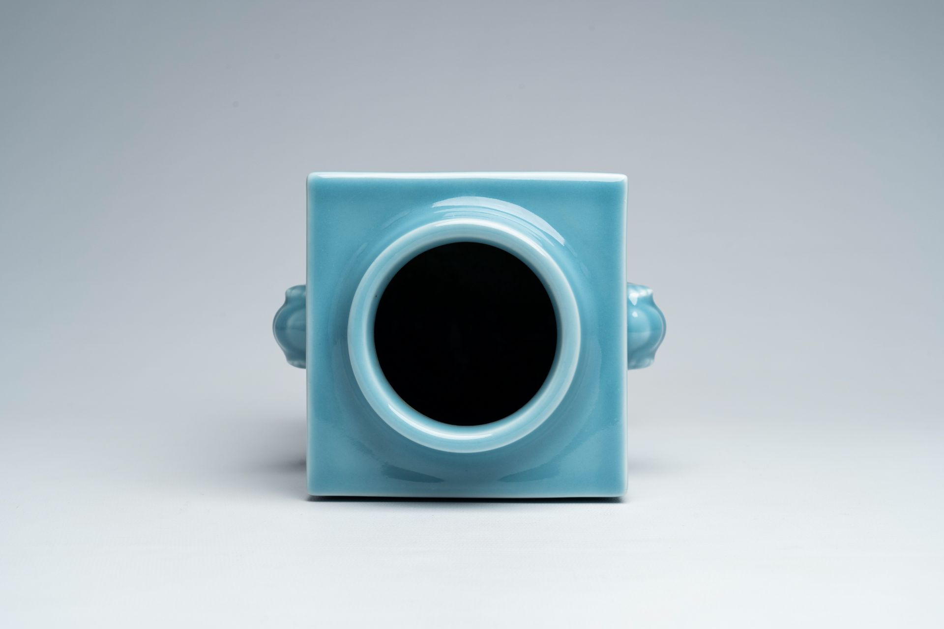 A Chinese lavender blue 'cong' vase, Tongzhi mark, 20th C. - Image 5 of 6