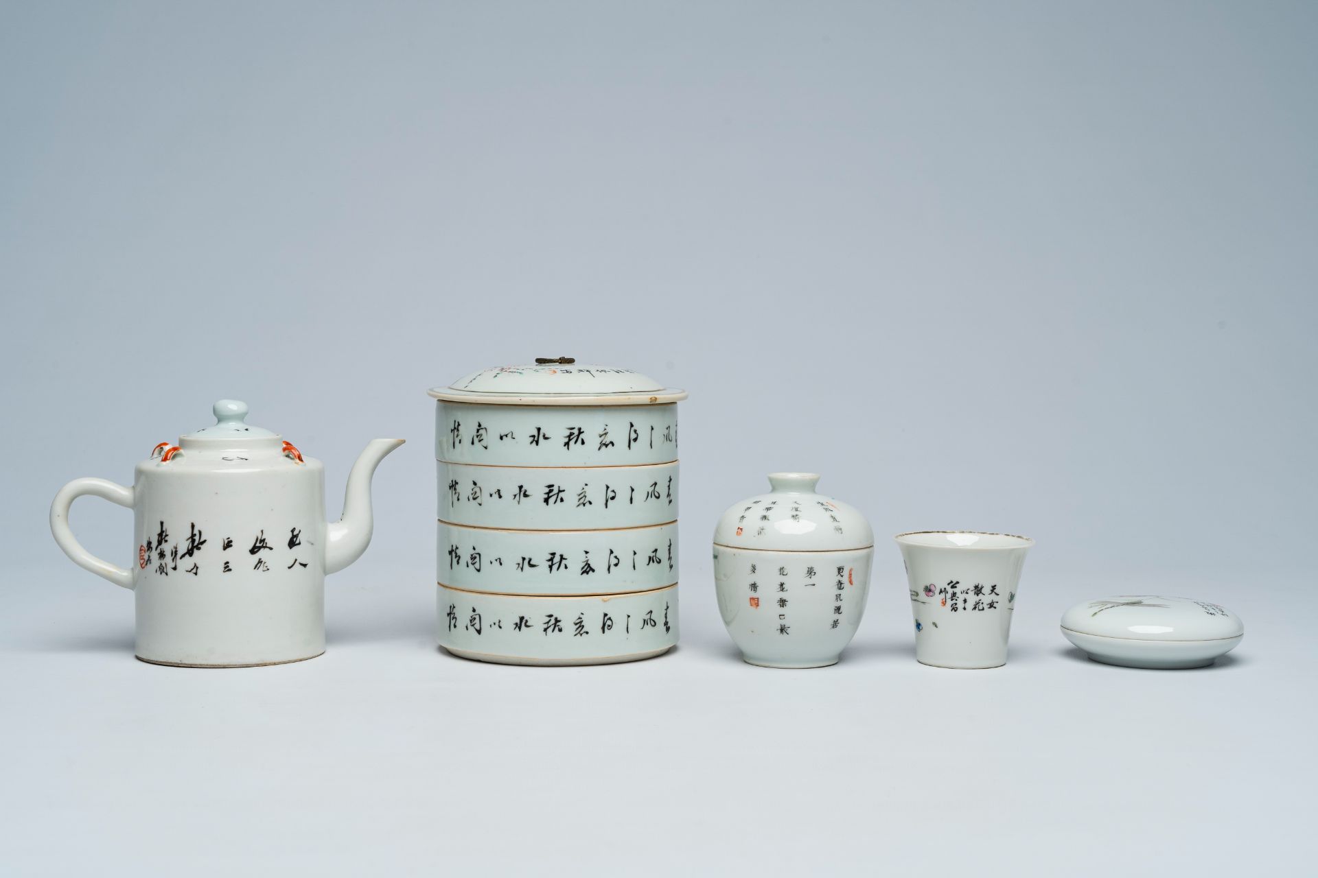 A varied collection of Chinese qianjiang cai porcelain, 19th/20th C. - Image 6 of 11