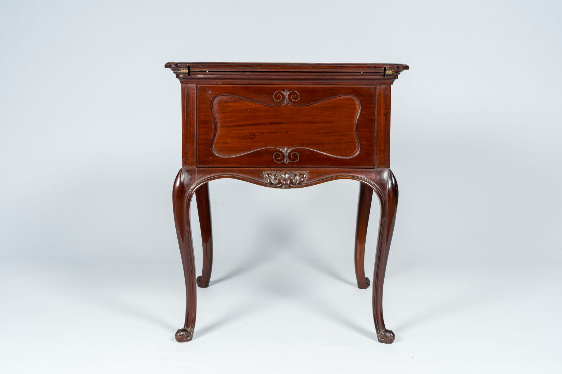 An English mahogany Mappin & Webb surprise drinks cabinet, first half 20th C. - Image 3 of 9