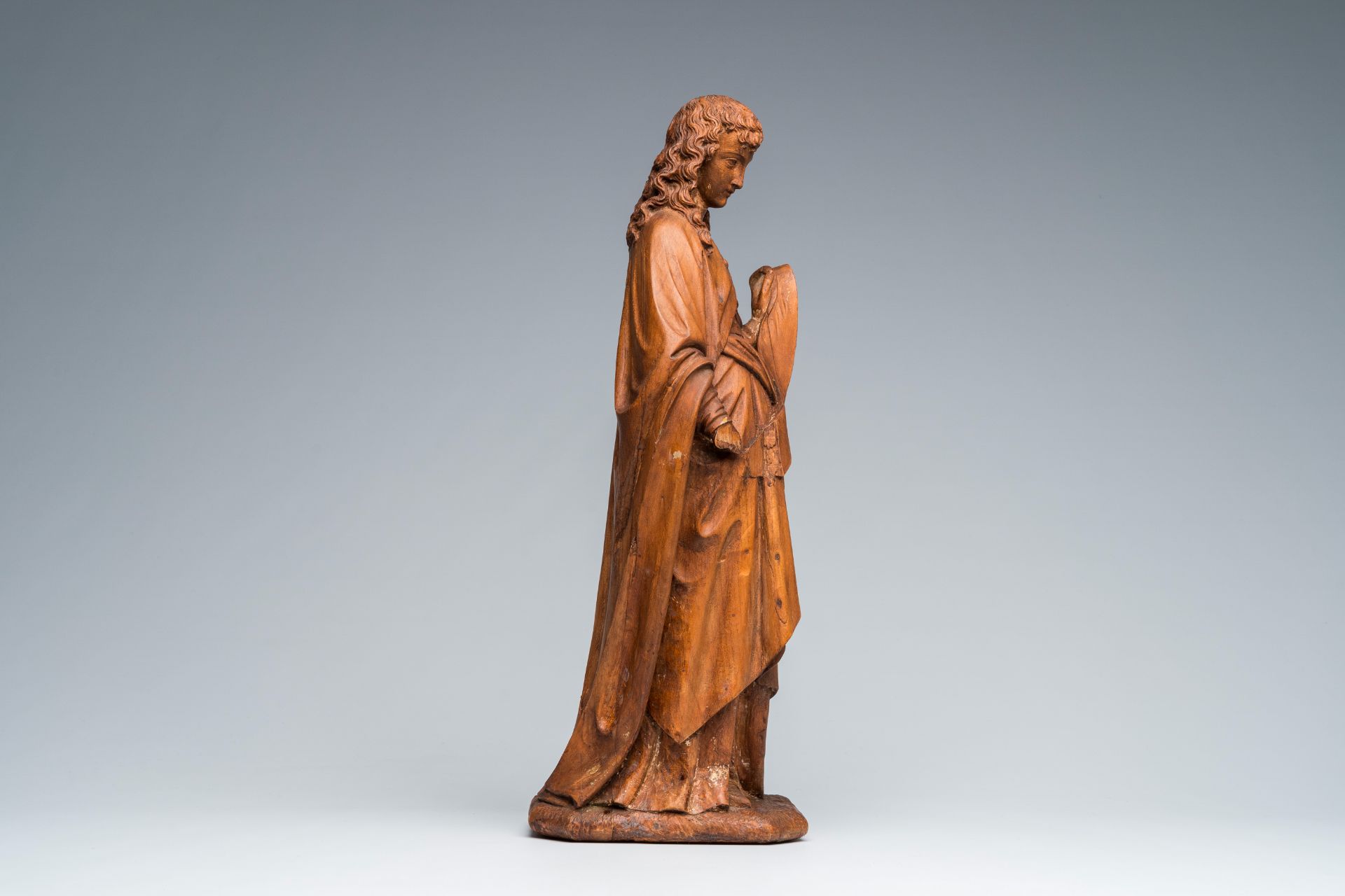 A Flemish Gothic Revival carved wood altar angel with traces of polychromy, 19th C. - Image 5 of 8