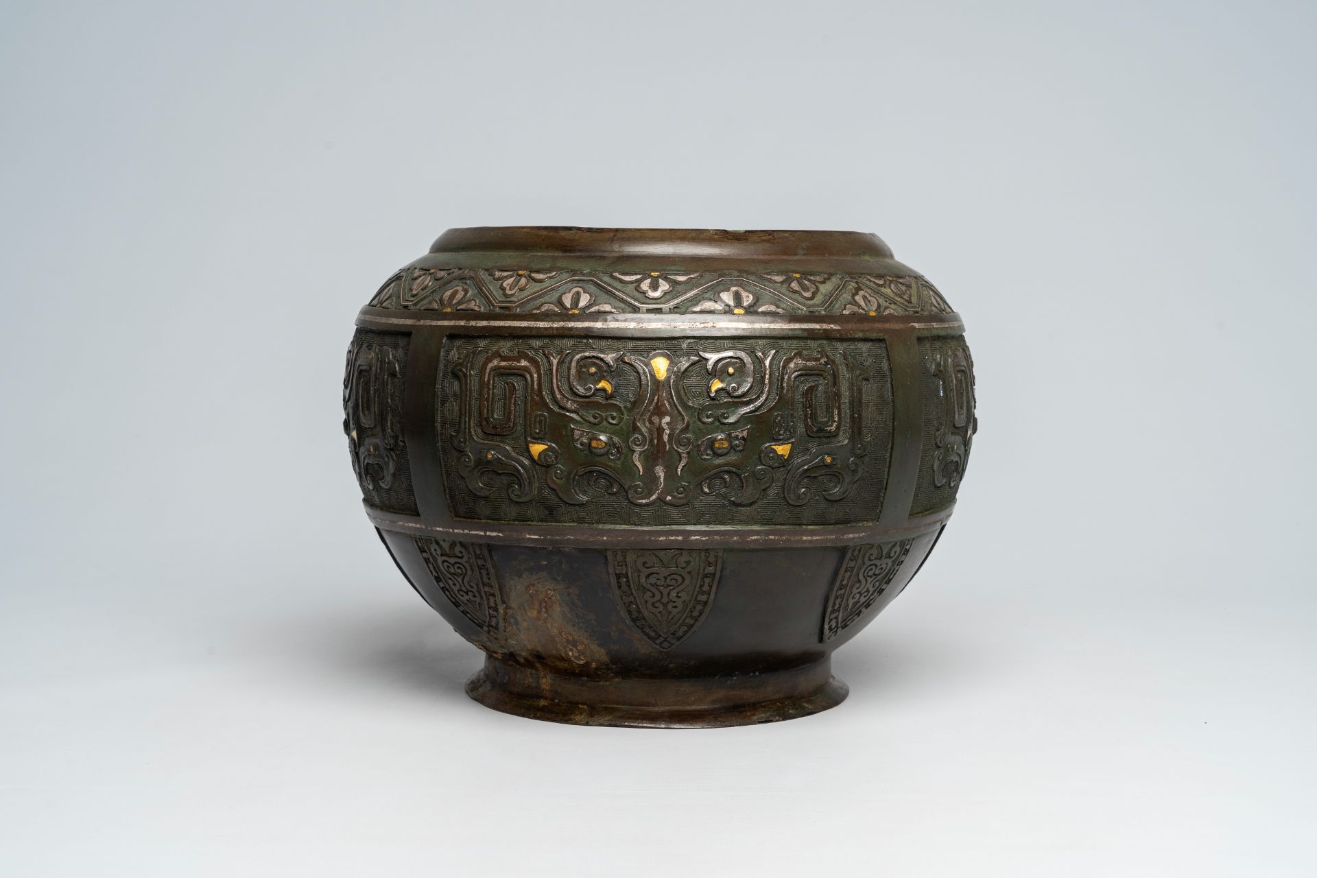 A Chinese gold- and silver-heightened archaic bronze vase, 19th C. - Image 5 of 7