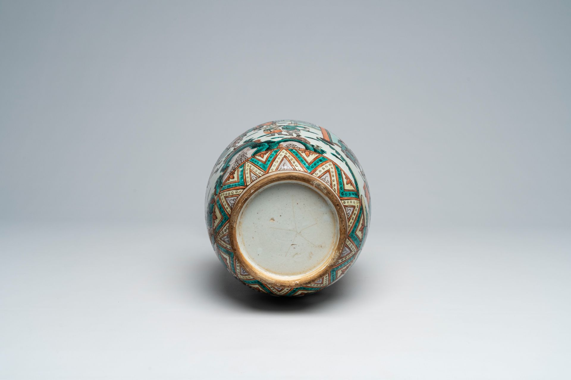 A Chinese famille verte vase with a palace scene all around, 19th C. - Image 5 of 5