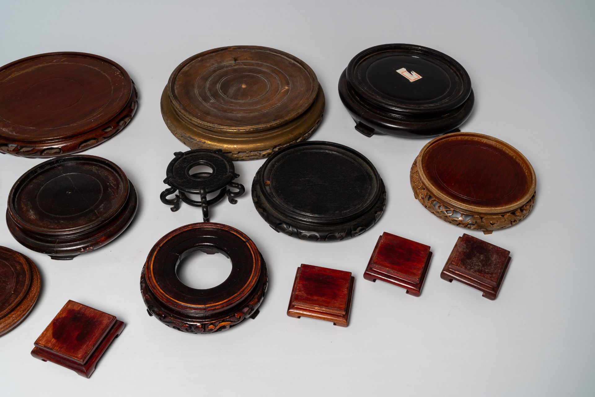 A varied collection of Chinese carved wood stands, 19th/20th C. - Image 4 of 7