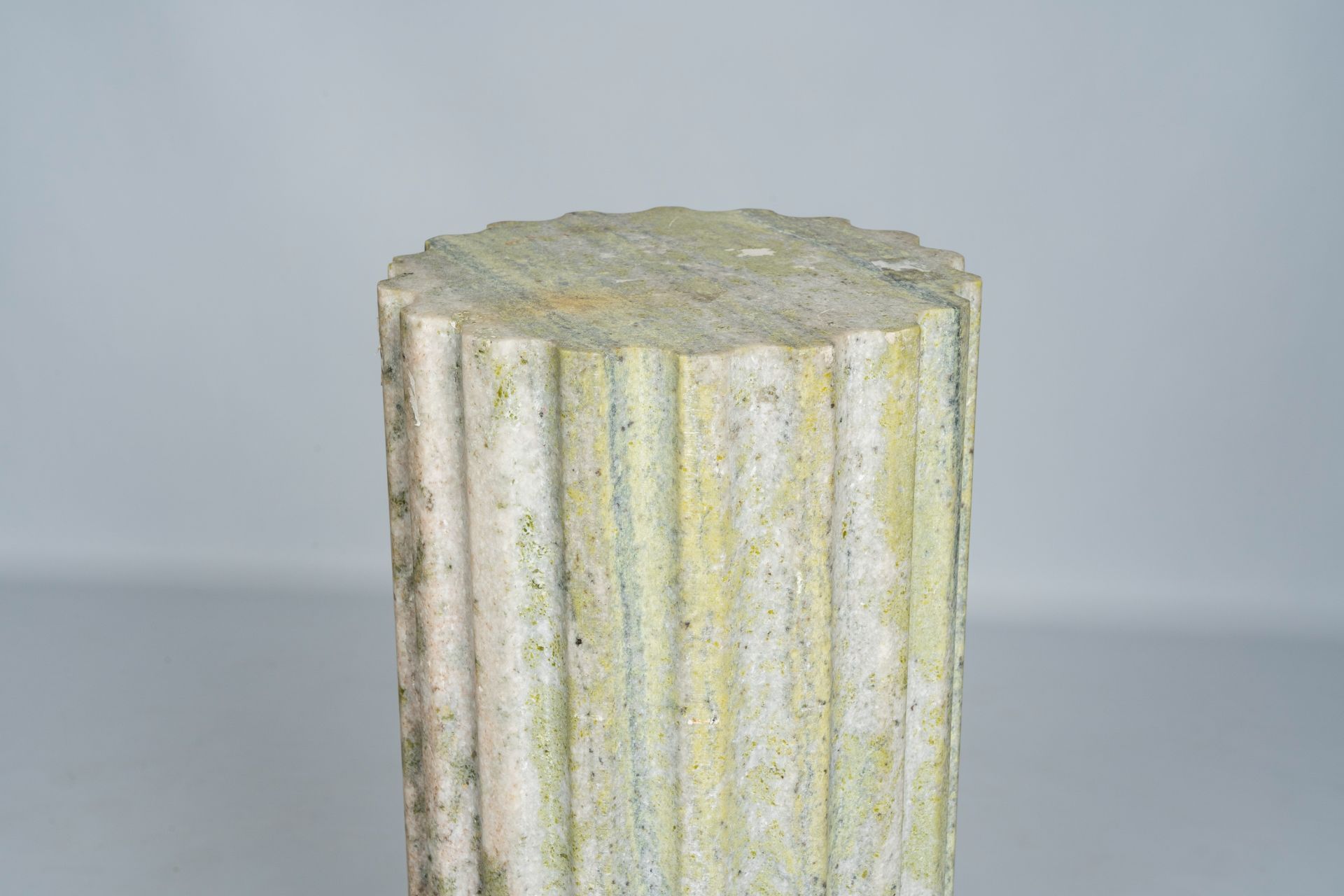A pair of light green natural stone fluted columns, 20th C. - Image 8 of 8