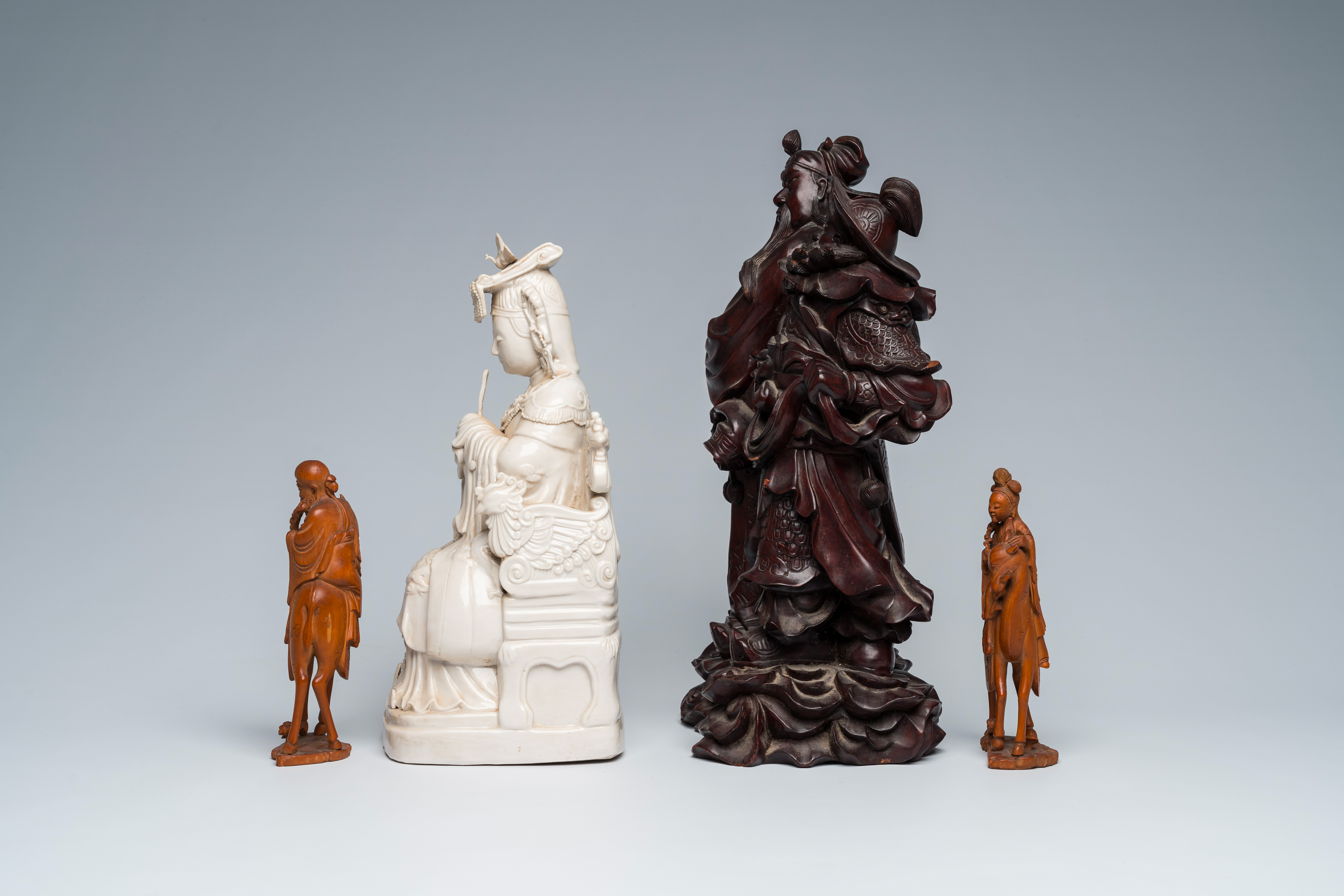 Four various Chinese wood and blanc de Chine figures, 19th/20th C. - Image 3 of 7
