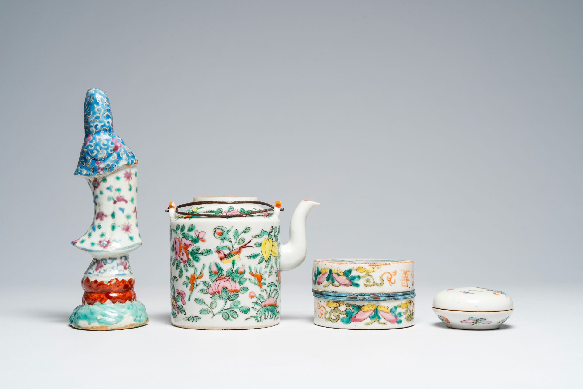 A varied collection of Chinese famille rose porcelain, 19th/20th C. - Image 6 of 10