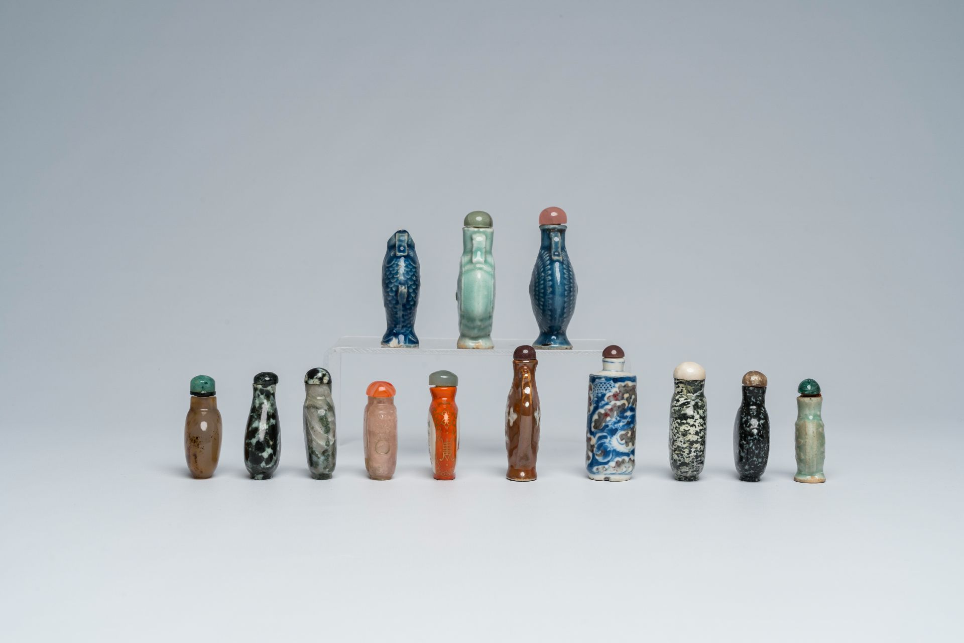 Thirteen various Chinese porcelain, hardstone, quartz and agate snuff bottles, 19th/20th C. - Image 5 of 7