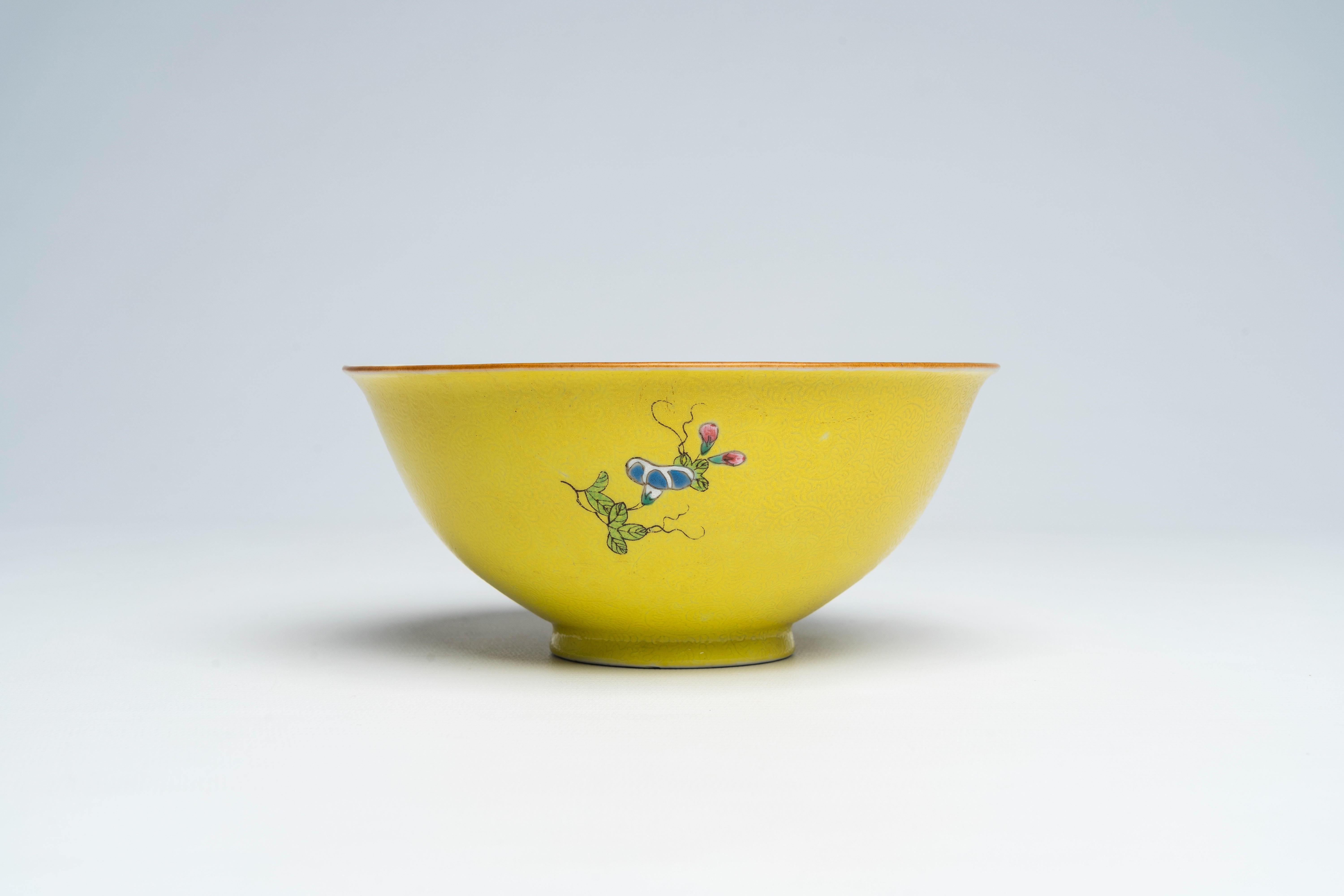 A Chinesefamille rose yellow-ground sgraffito bowl, Qianlong mark, 18th/19th C. - Bild 3 aus 7