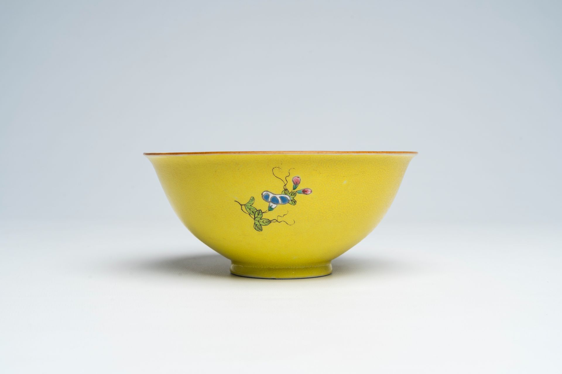 A Chinesefamille rose yellow-ground sgraffito bowl, Qianlong mark, 18th/19th C. - Image 3 of 7