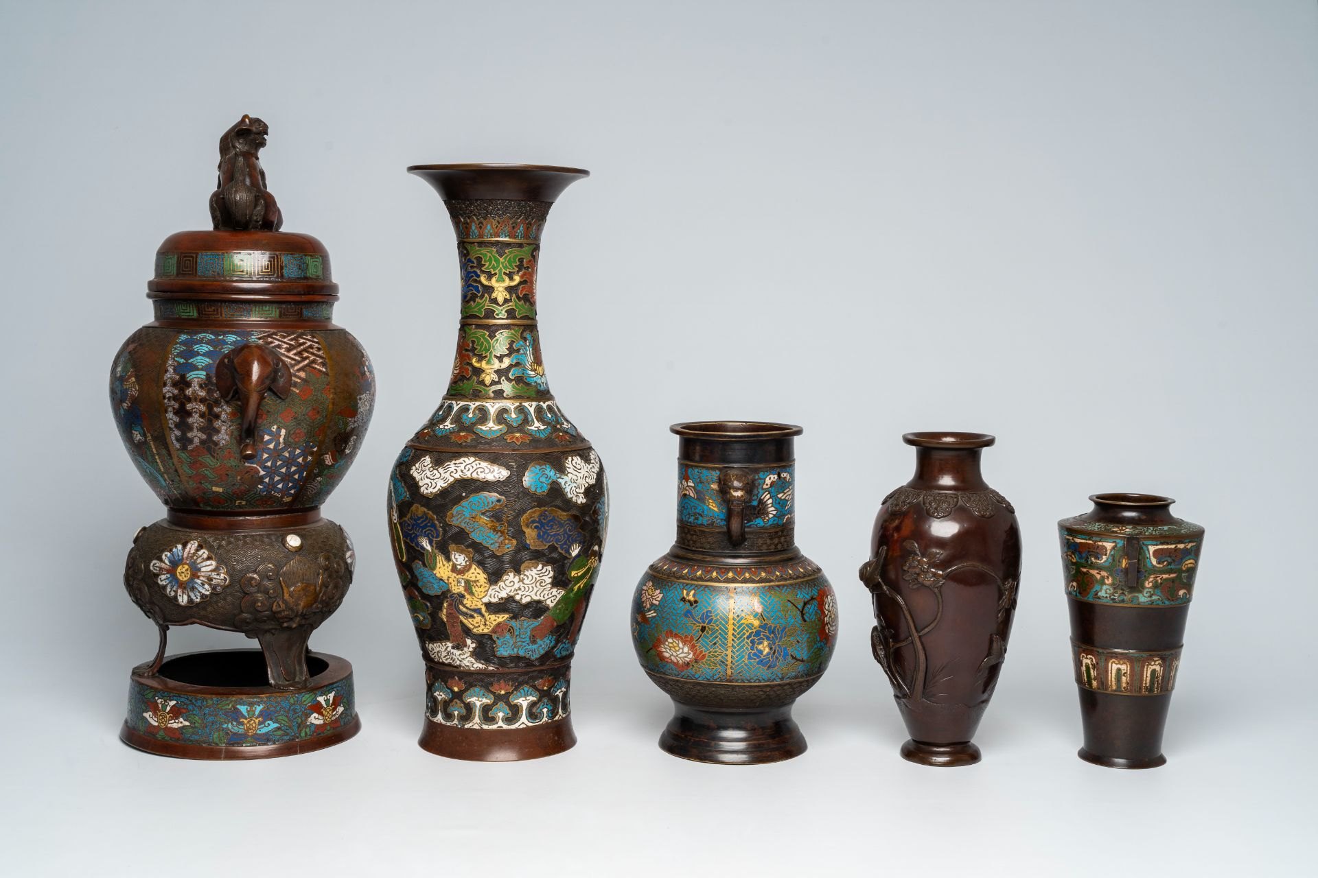 Four Japanese bronze and champlevÃ© vases and a champlevÃ© 'warriors' incense burner, Meiji, 19th/20 - Image 5 of 9