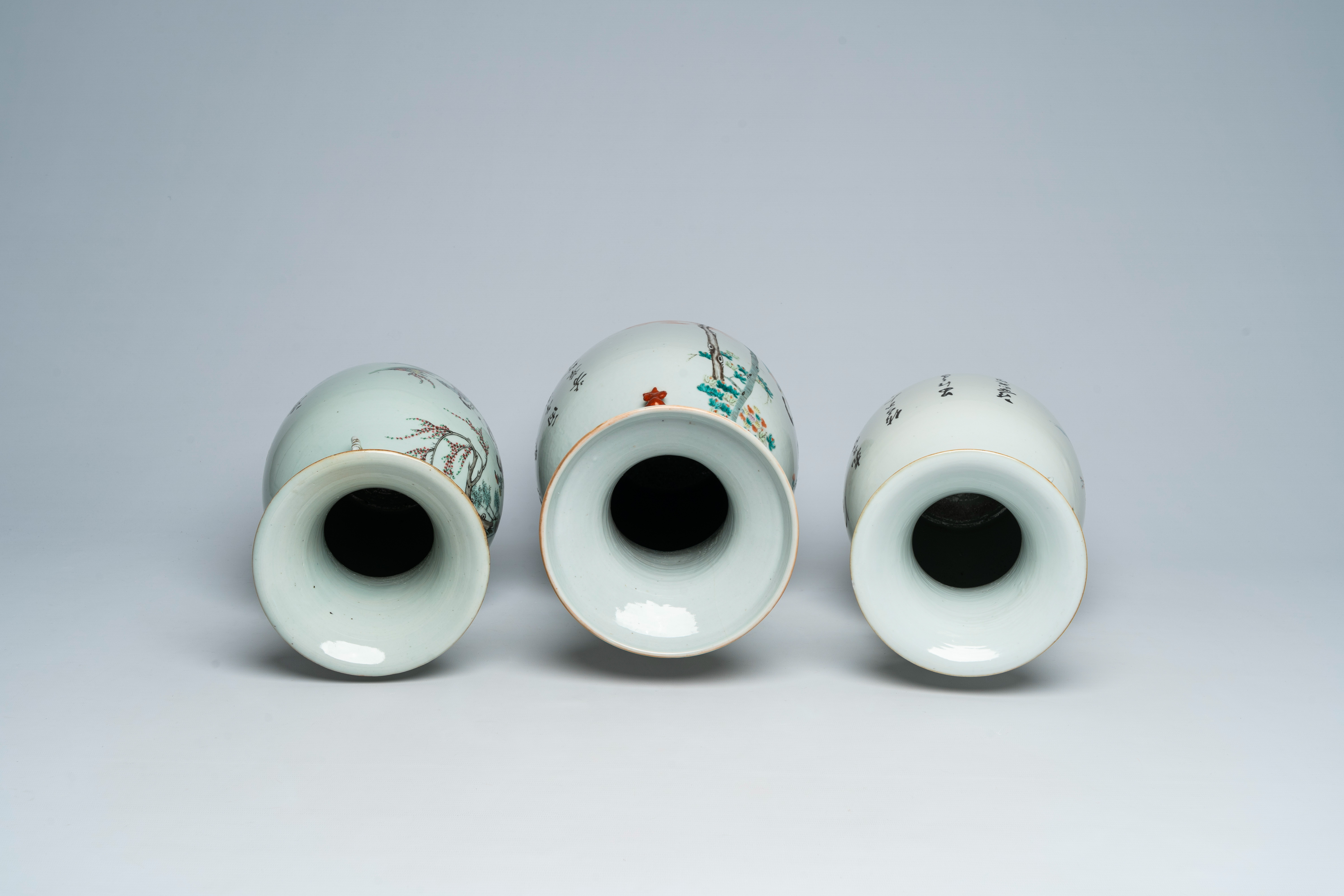 Three Chinese famille rose and qianjiang cai vases with ladies in a garden, 19th/20th C. - Bild 5 aus 6