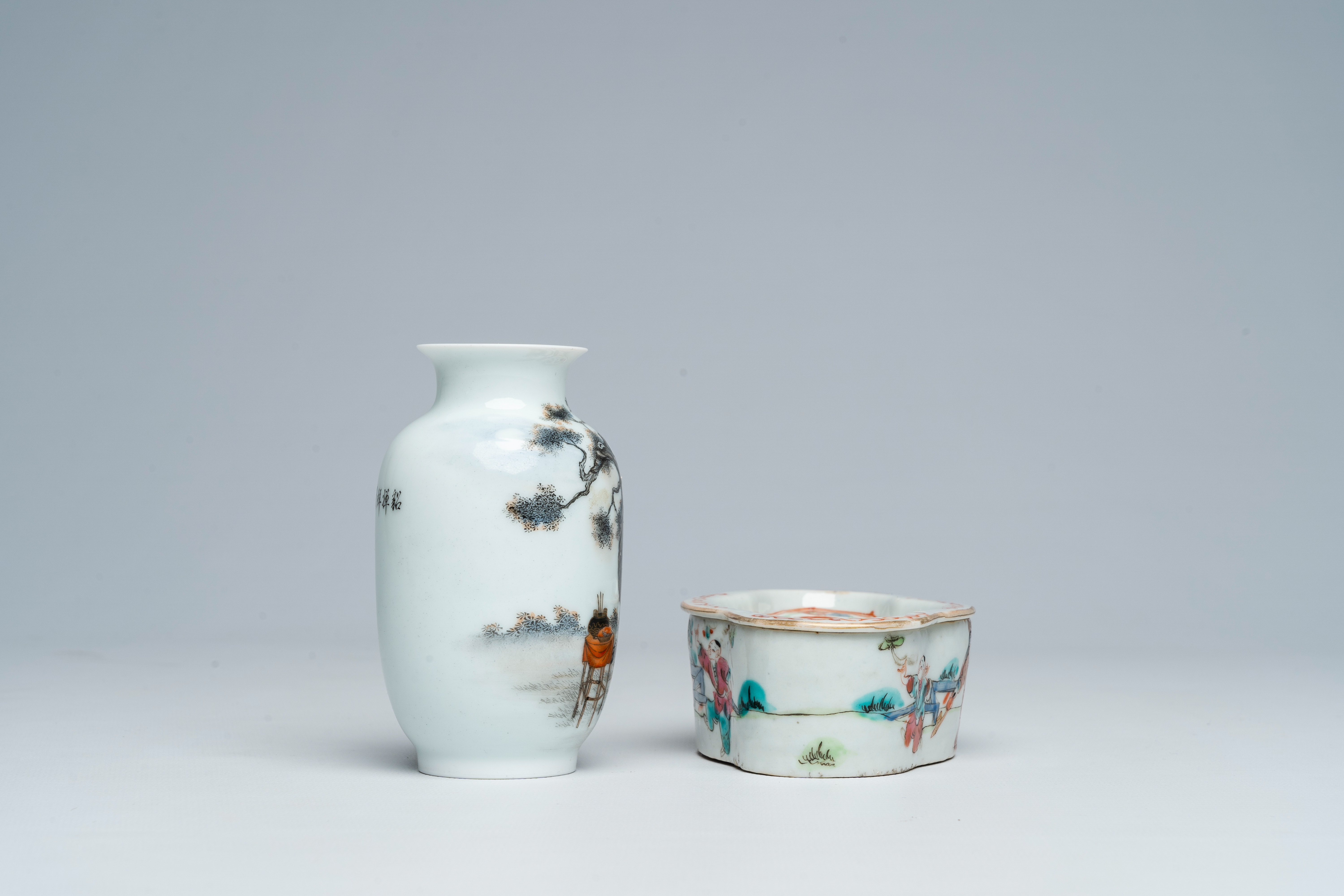 A Chinese famille rose cricket box and a vase with figures in a landscape, 19th/20th C. - Bild 5 aus 7