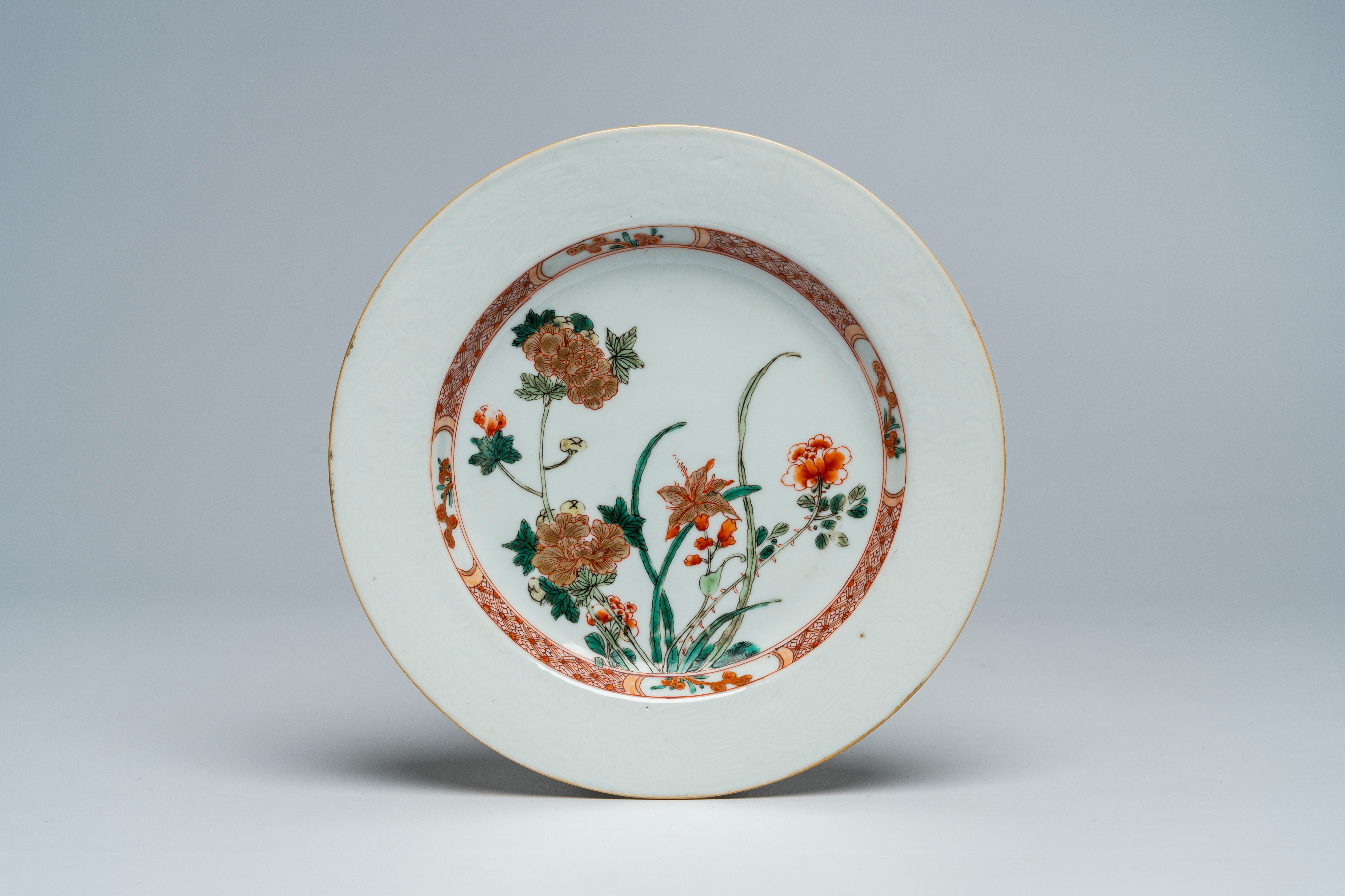 A Chinese famille verte plate with floral and incised anhua design, Kangxi