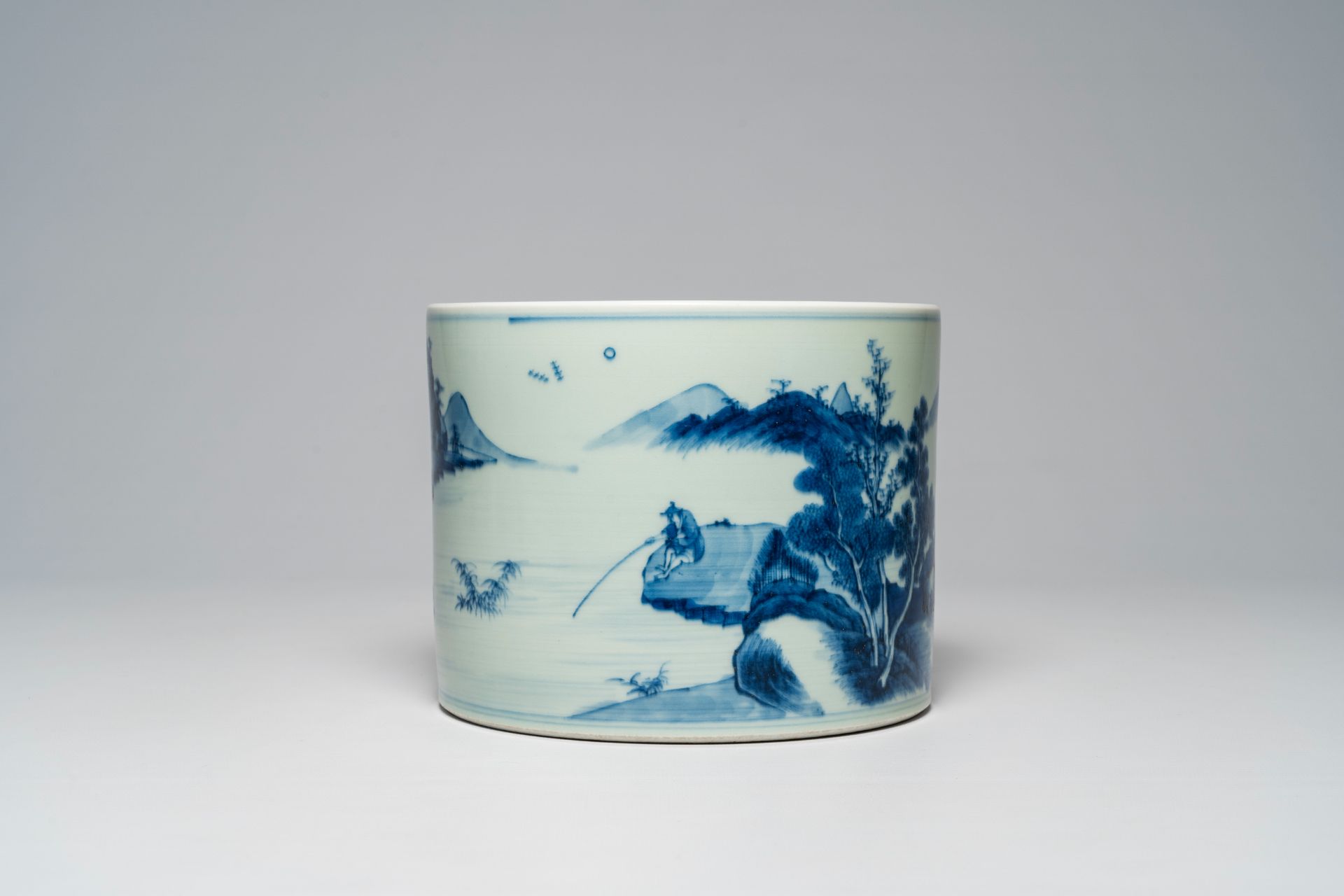 A Chinese blue and white brush pot with an animated river landscape, 19th/20th C. - Image 3 of 7