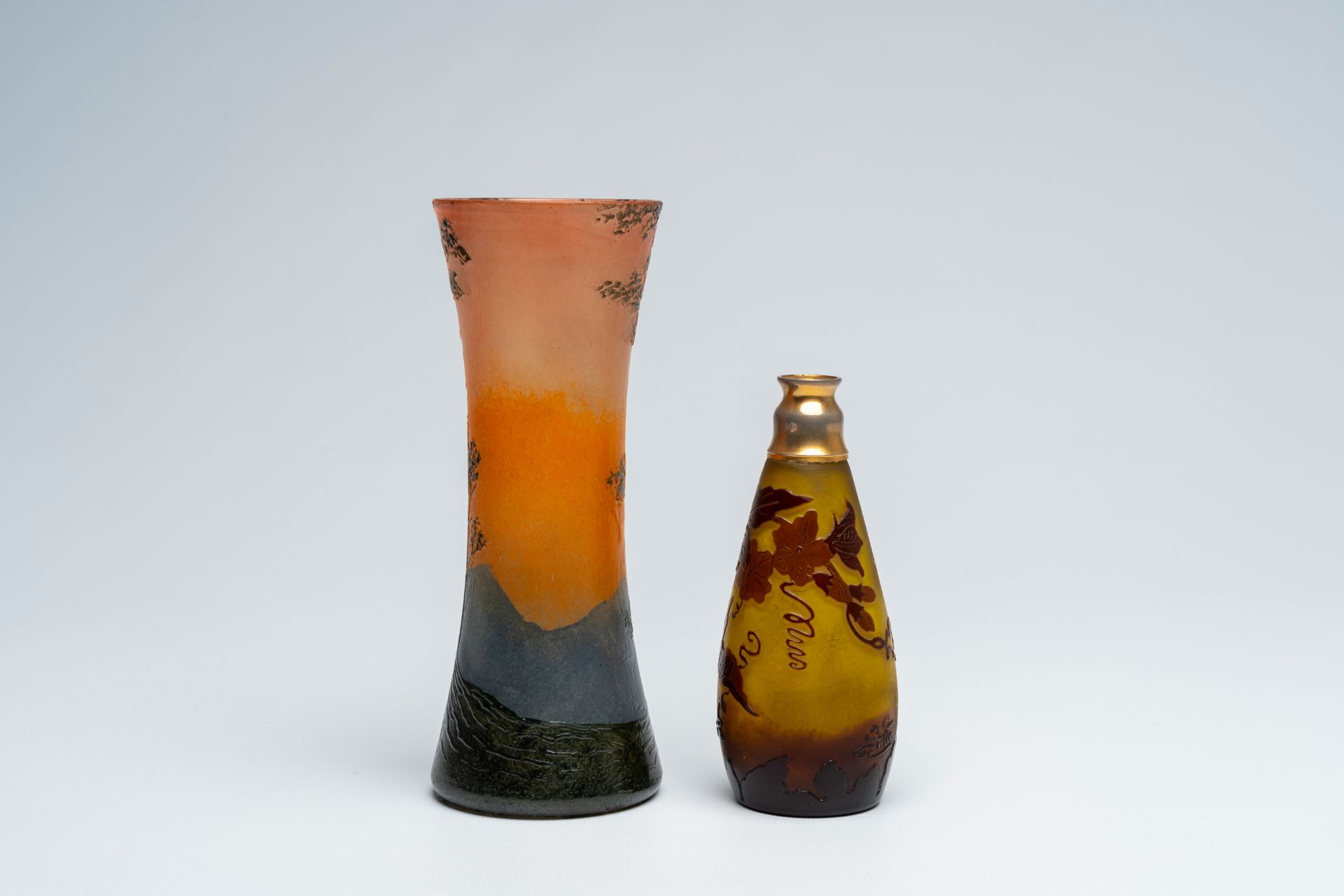 A French Legras acid etched cameo glass vase with an autumn landscape and a GallÃ© cameo glass vase - Bild 2 aus 8