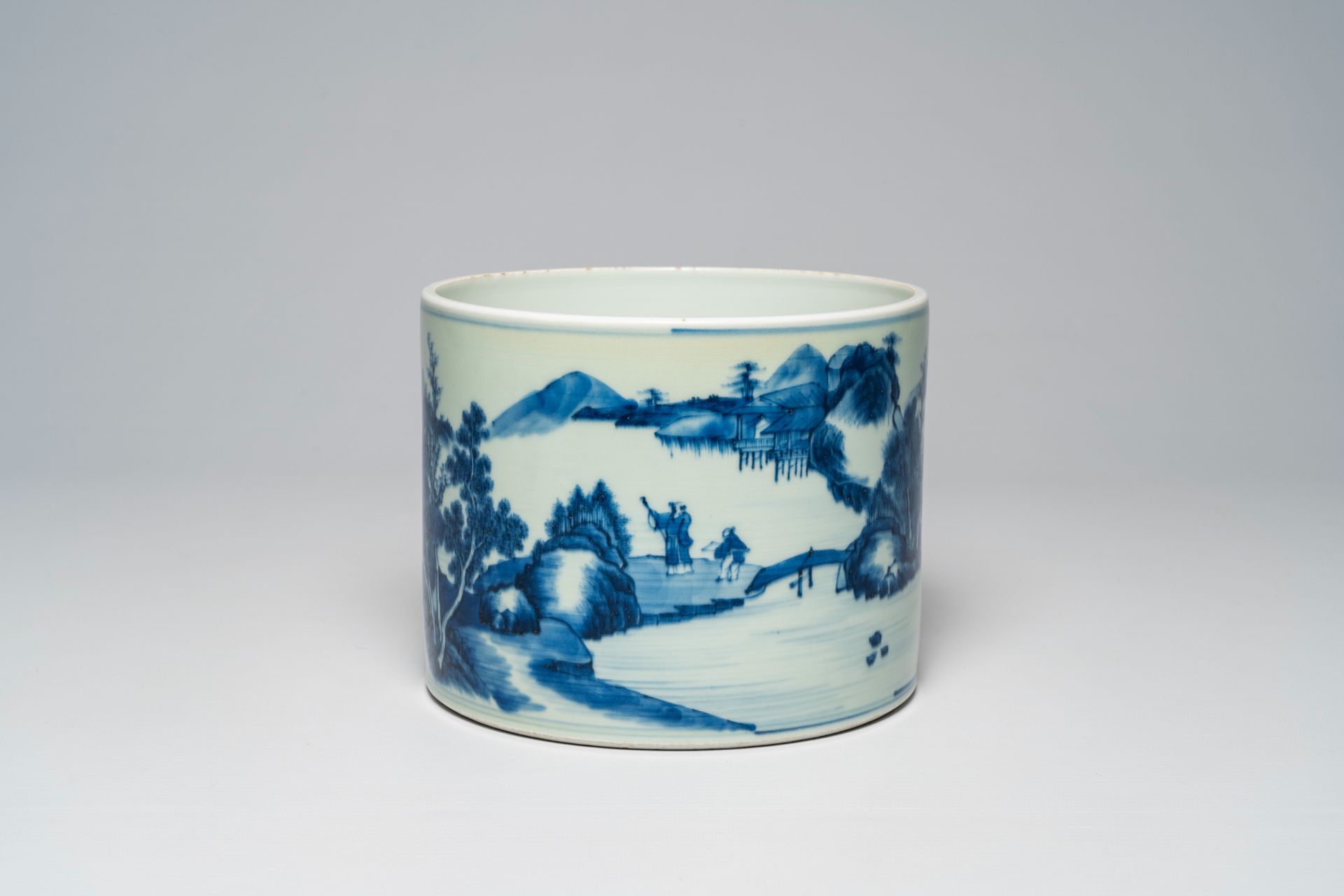 A Chinese blue and white brush pot with an animated river landscape, 19th/20th C.