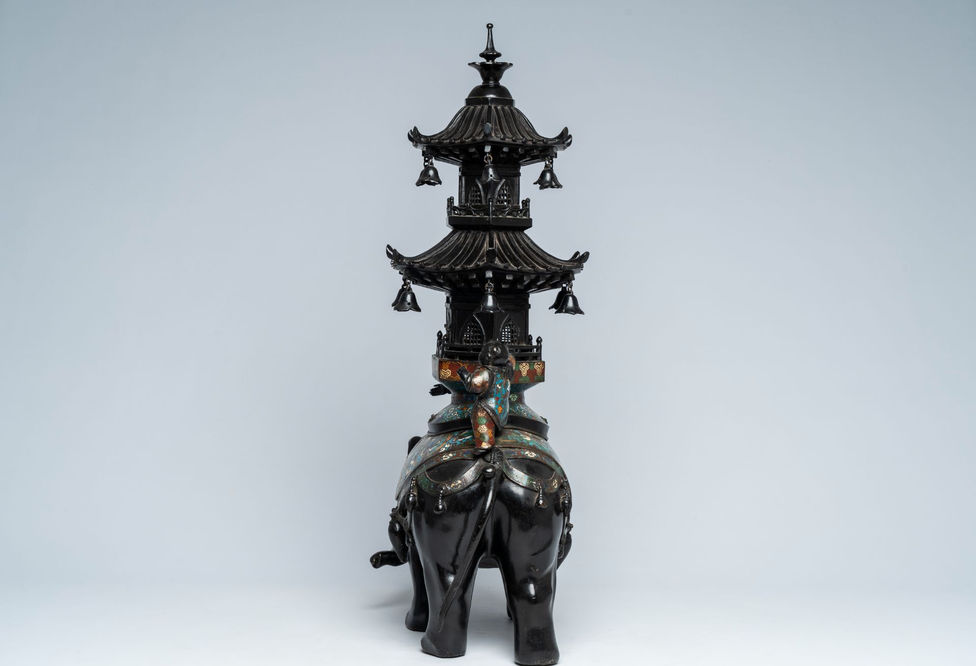 A large Japanese champlevÃ© bronze group with an elephant bearing a pagoda, Edo/Meiji, 19th/20th C. - Image 3 of 11