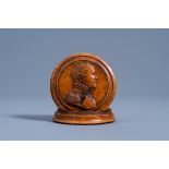 A burl wood and horn snuff box with a relief portrait of the Russian Emperor Alexander I, 19th C.