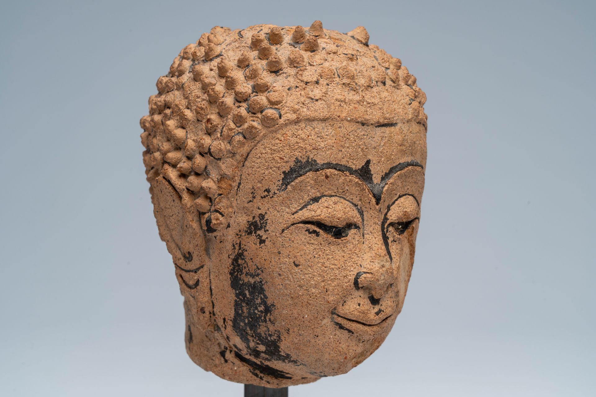 A Thai black ink-heightened pottery head of Buddha, probably Ayutthaya, 16th/17th C. - Image 8 of 8