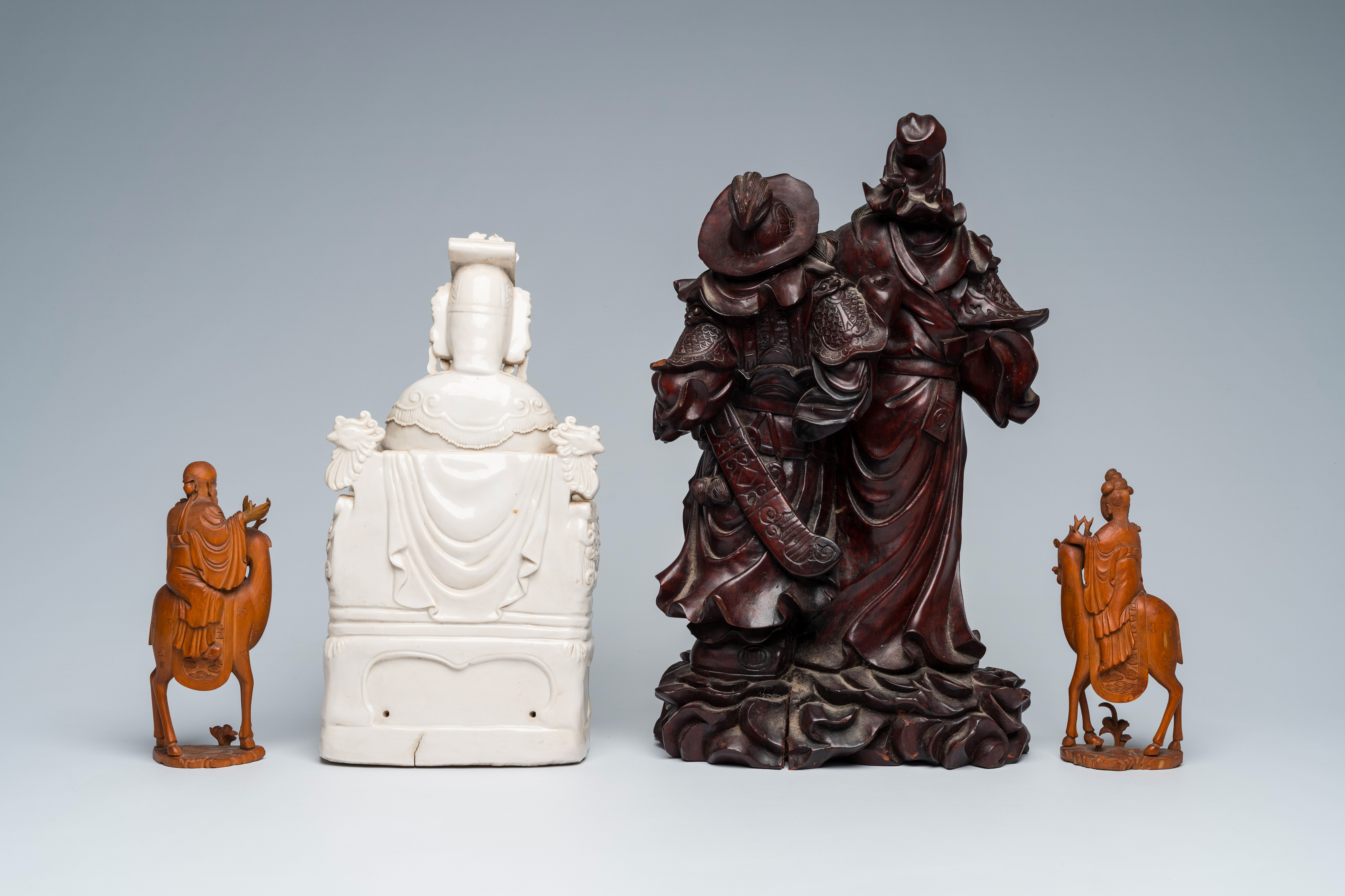Four various Chinese wood and blanc de Chine figures, 19th/20th C. - Image 4 of 7