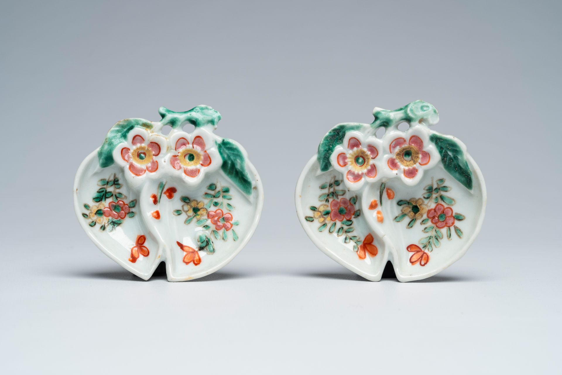 A Chinese famille rose ewer and cover and a pair of peach-shaped saucers with floral design, 19th C. - Image 3 of 10