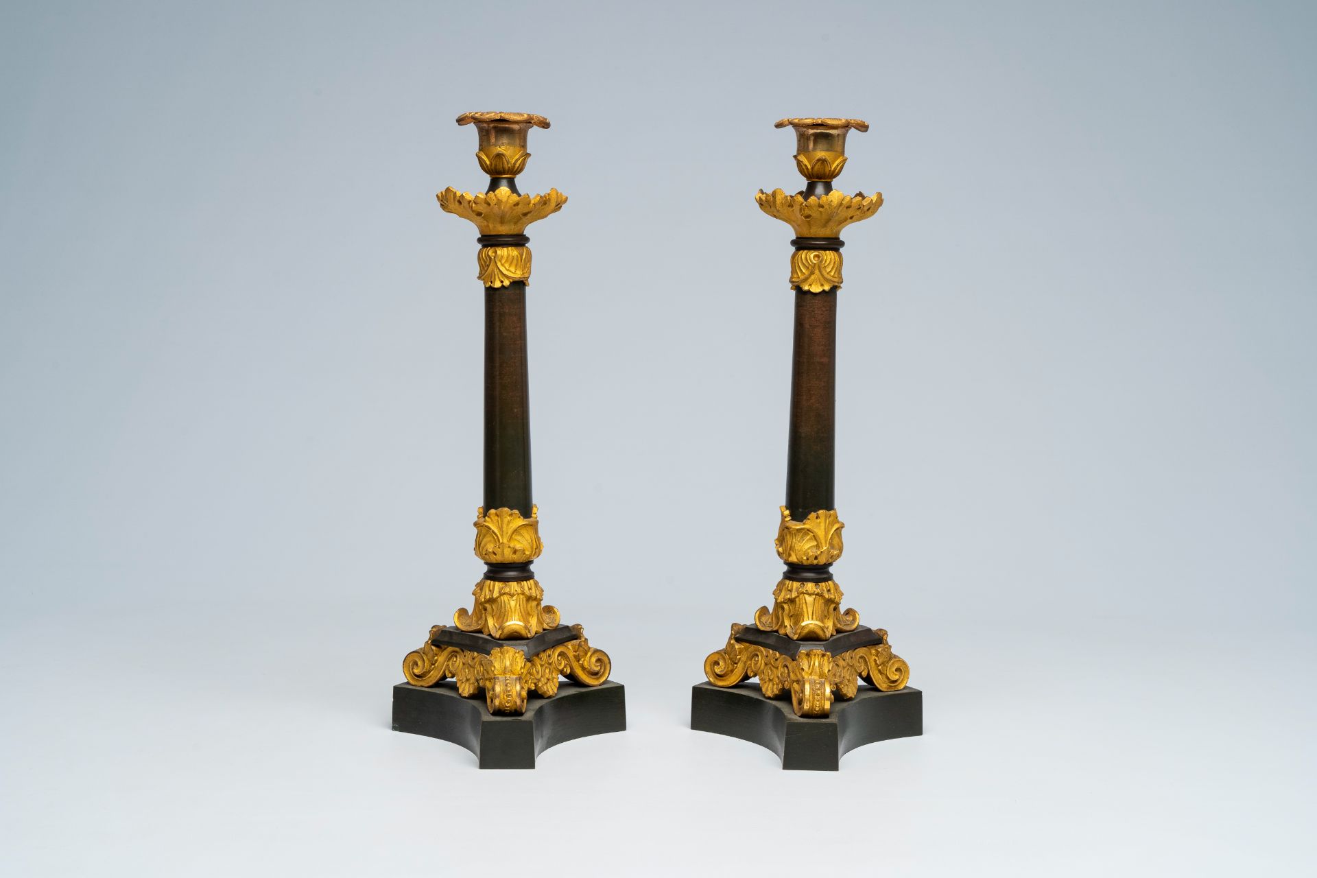 A pair of French gilt and patinated bronze candlesticks with floral design, 19th C. - Bild 2 aus 6