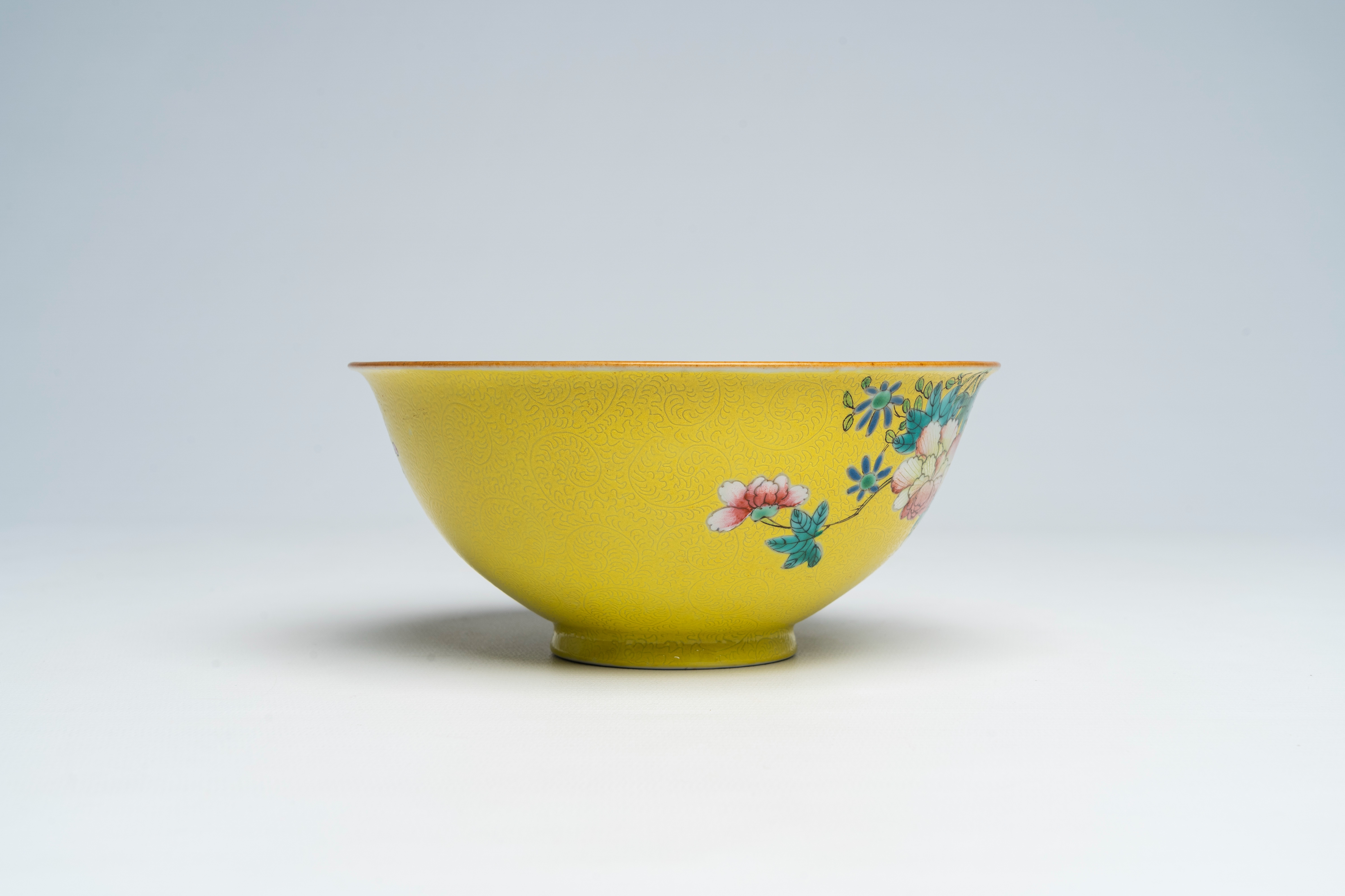 A Chinesefamille rose yellow-ground sgraffito bowl, Qianlong mark, 18th/19th C. - Bild 4 aus 7