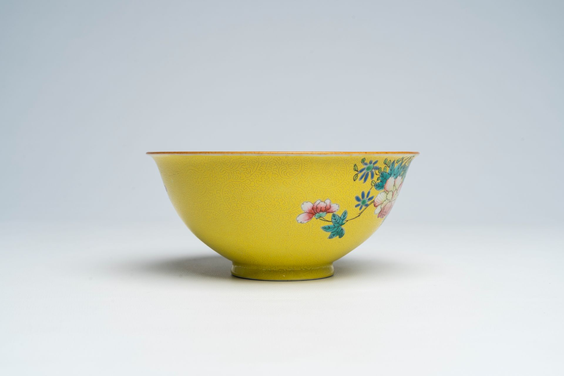 A Chinesefamille rose yellow-ground sgraffito bowl, Qianlong mark, 18th/19th C. - Image 4 of 7