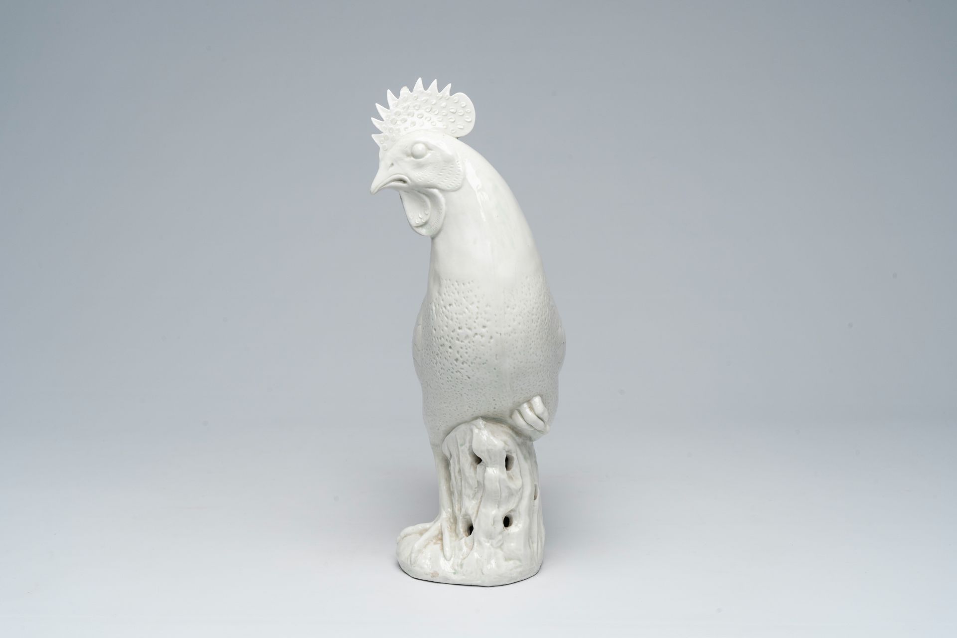 A large Chinese blanc de chine model of a rooster, 19th C. - Image 3 of 7