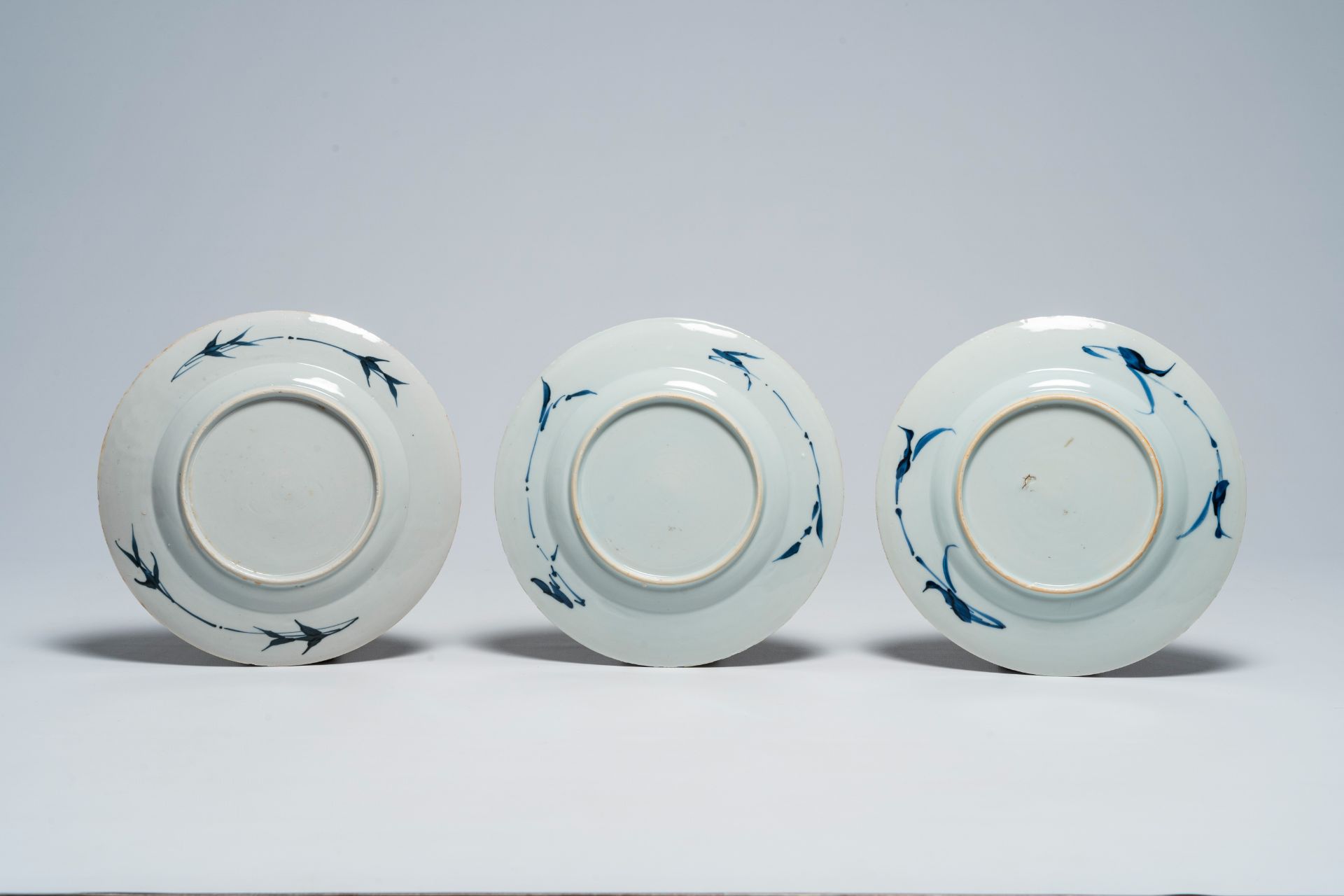Six Chinese blue and white plates with a flower basket, Kangxi/Yongzheng - Image 5 of 5