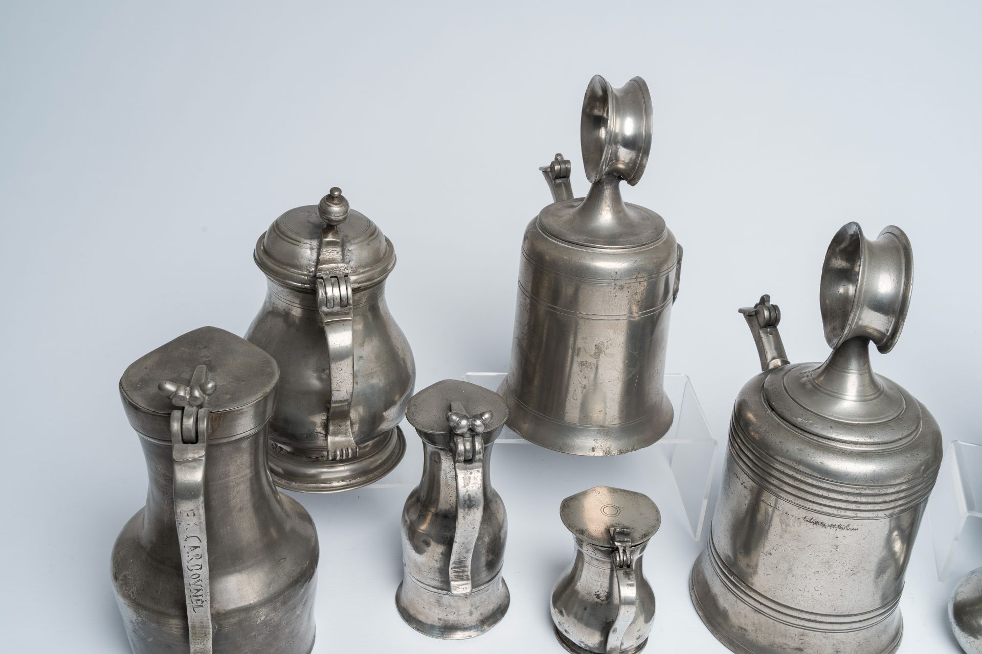 A varied collection of pewter jugs and flagons, a.o. acorn jugs and Swiss Glocken flagons, various o - Image 5 of 12