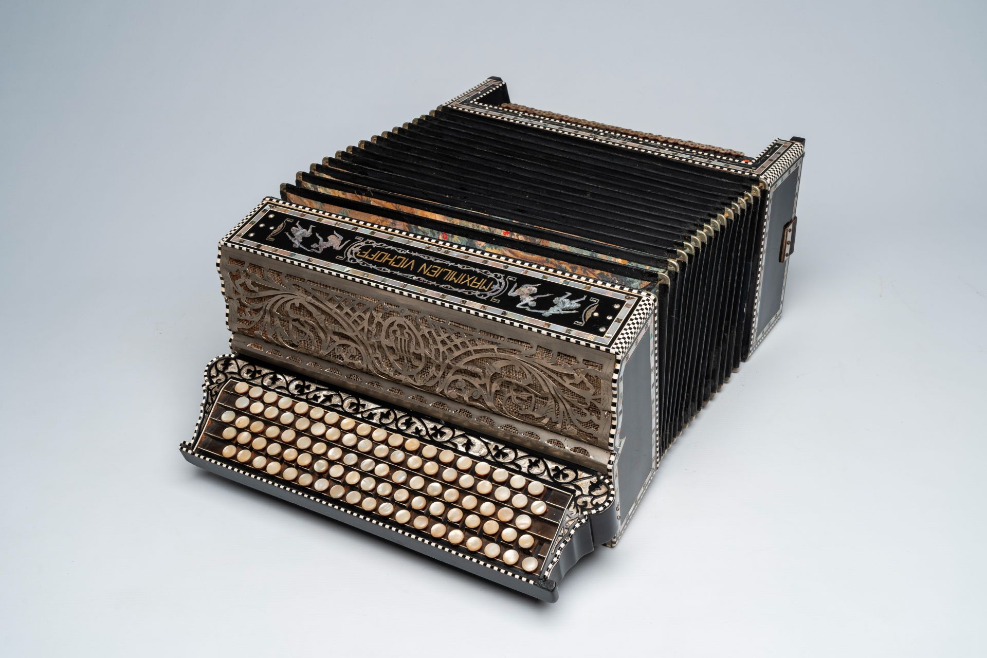 An Italian 'Maximilien Vichoff' chromatic accordion with button keyboard and box, ca. 1930 - Image 5 of 6