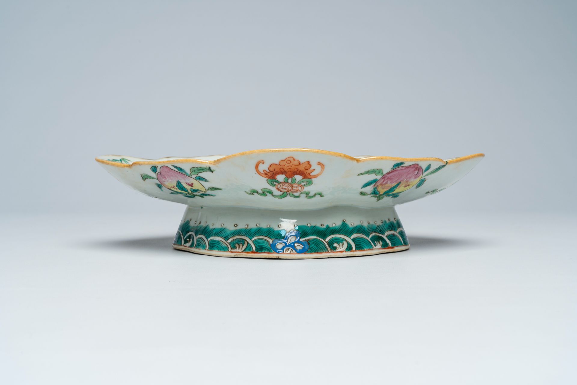 A Chinese famille rose lobed bowl on foot with a landscape with a gate to the Forbidden City, 19th C - Image 4 of 7