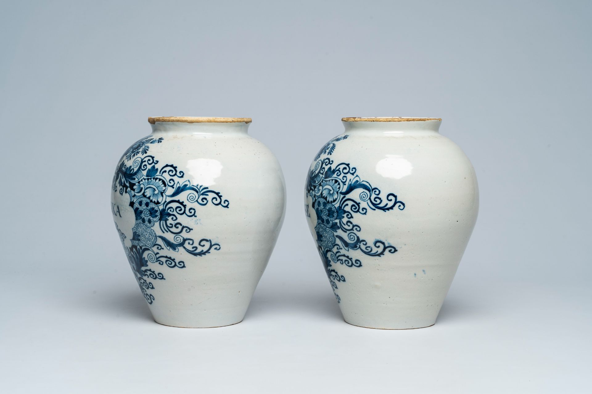 A pair of Dutch Delft blue and white tobacco jars with brass lids, 18th C. - Image 3 of 7