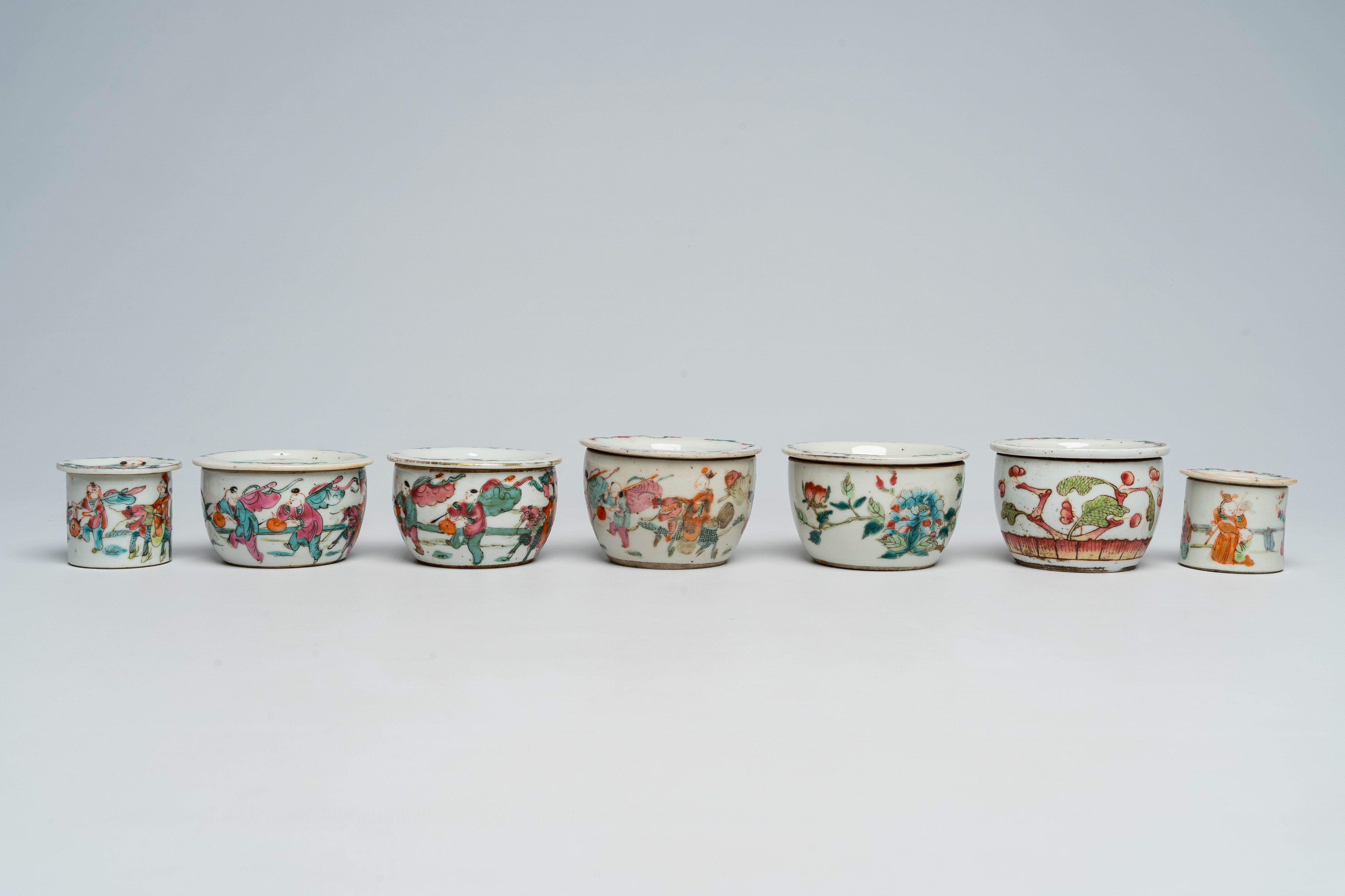 A varied collection of Chinese famille rose porcelain with figures and floral design, 19th/20th C. - Bild 8 aus 13