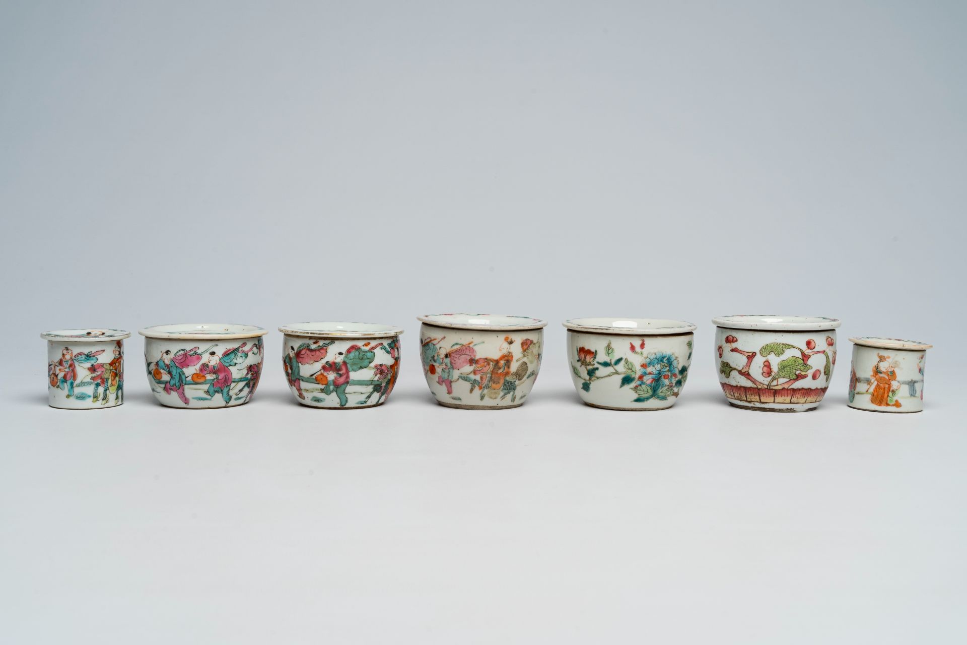 A varied collection of Chinese famille rose porcelain with figures and floral design, 19th/20th C. - Image 8 of 13