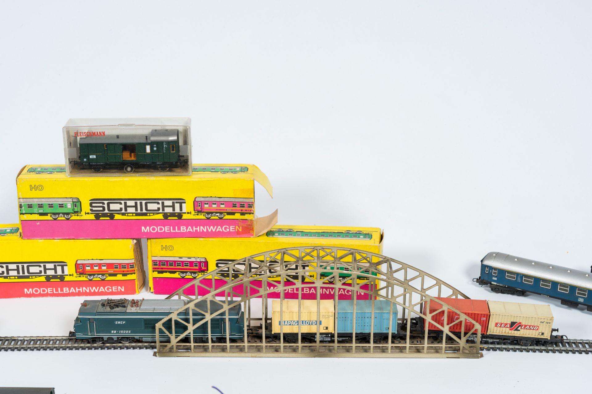 A large and varied collection of toy trains and attributes, various origins (a.o. Marklin), 20th C. - Image 10 of 10
