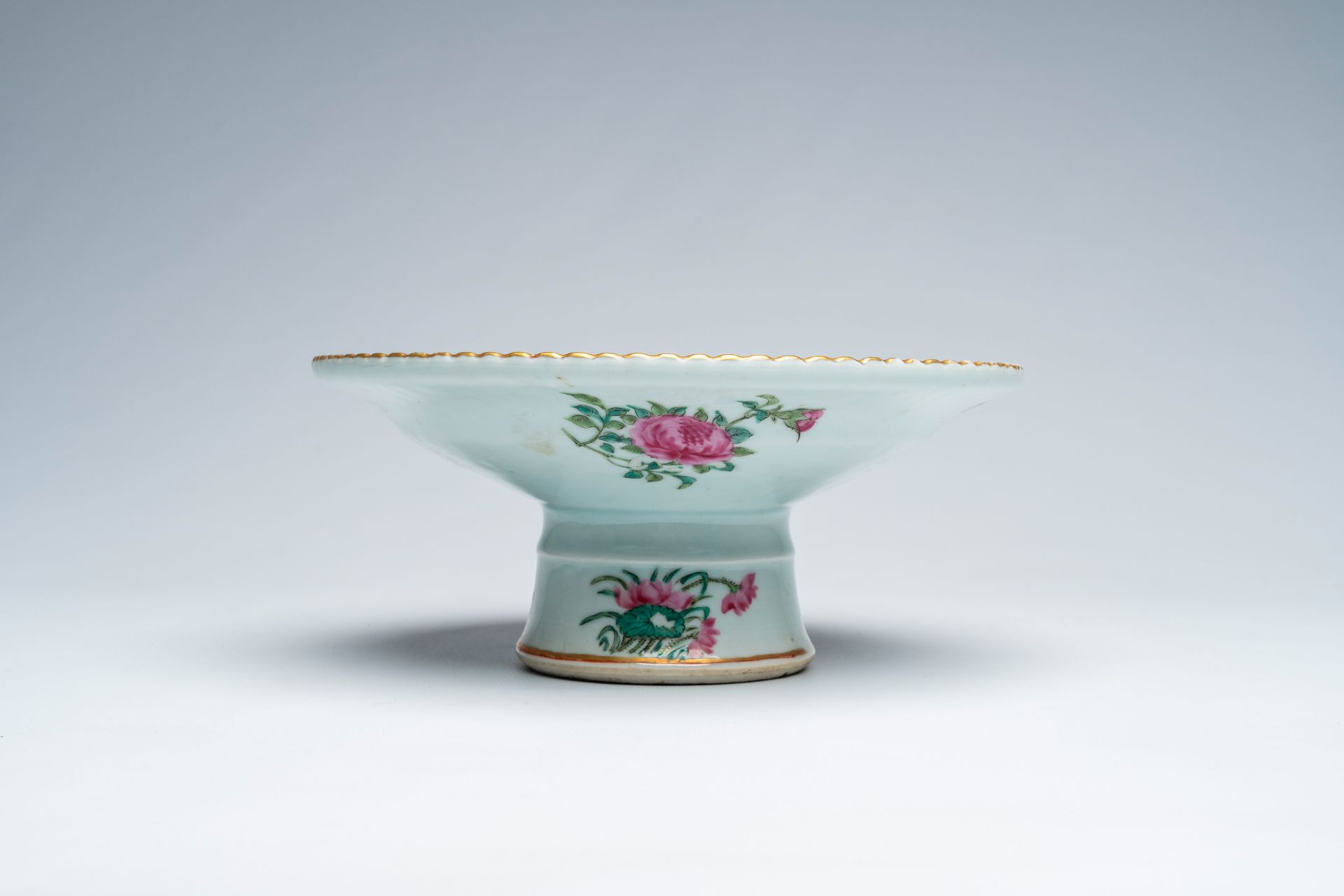 A Chinese Canton famille rose tazza with palace scenes and a bowl with antiquities, 19th C. - Image 4 of 5