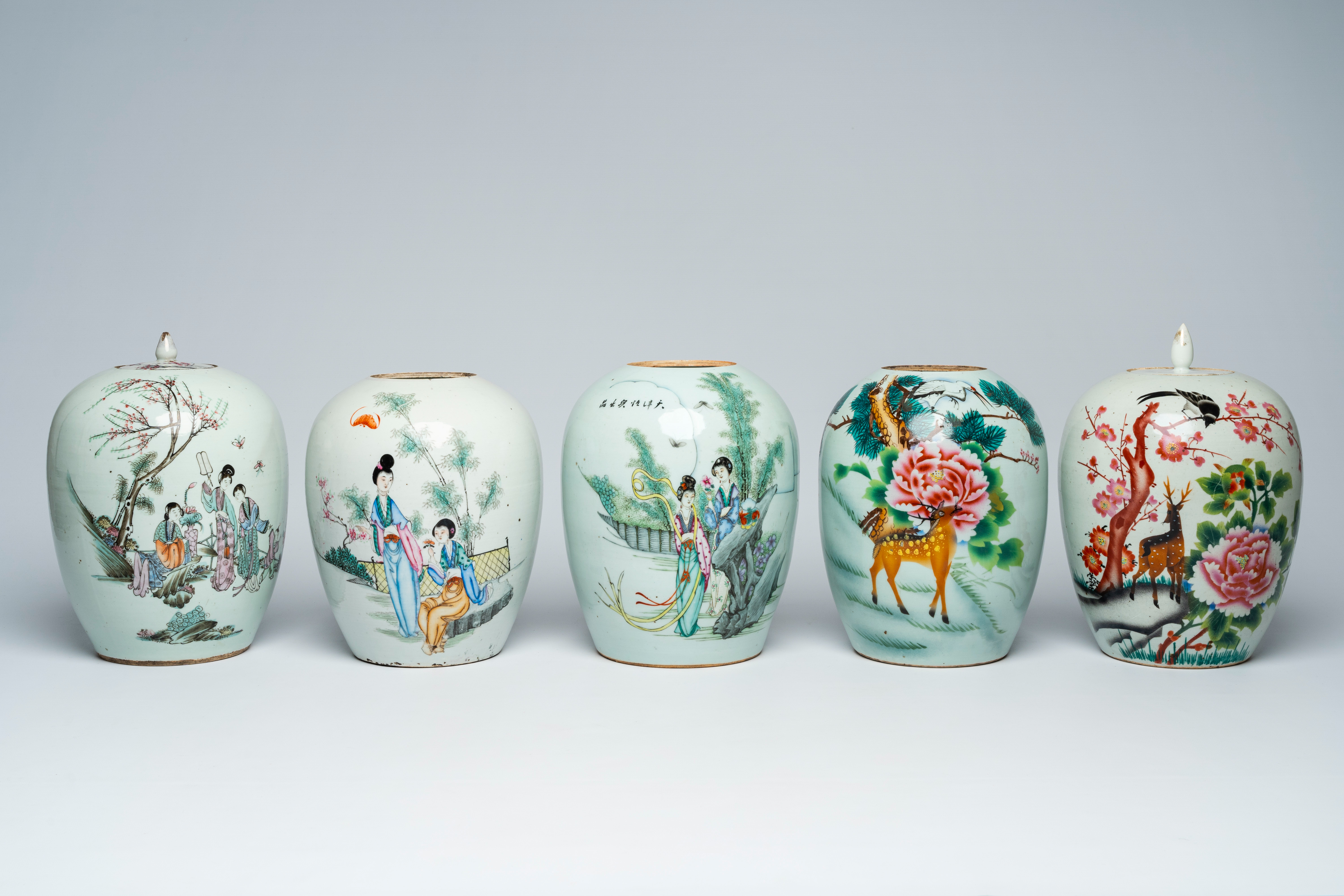 Five Chinese famille rose and qianjiang cai jars and covers with ladies in a garden and a deer in a - Bild 2 aus 9