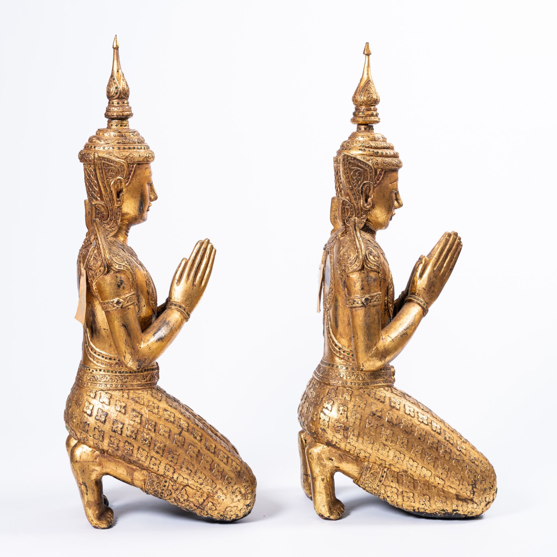 A pair of tall inlaid gilt wood figures of a kneeling Buddha, Thailand, 20th C. - Image 6 of 15